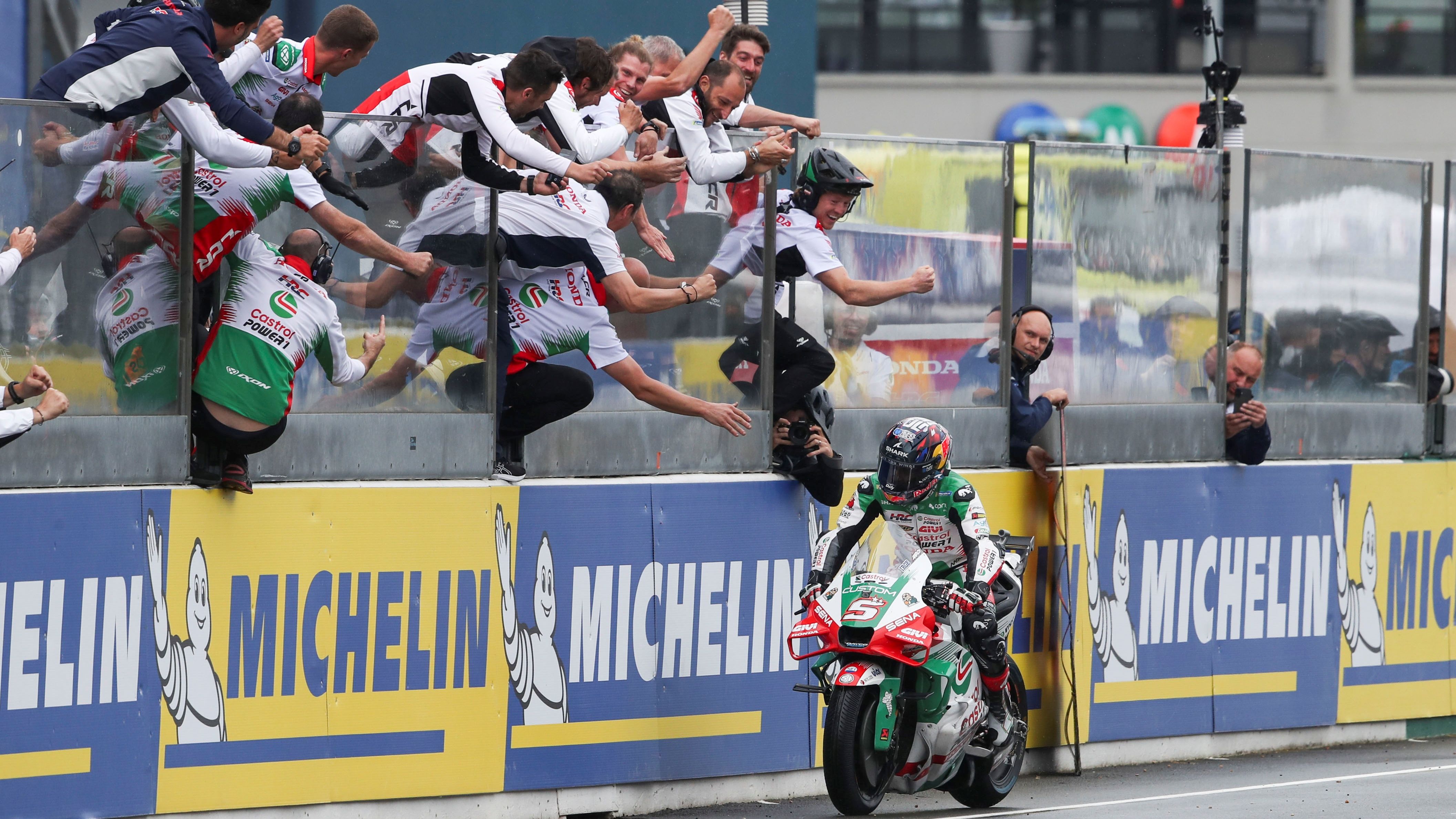 Johann Zarco entra triunfal en meta para delirio del LCR