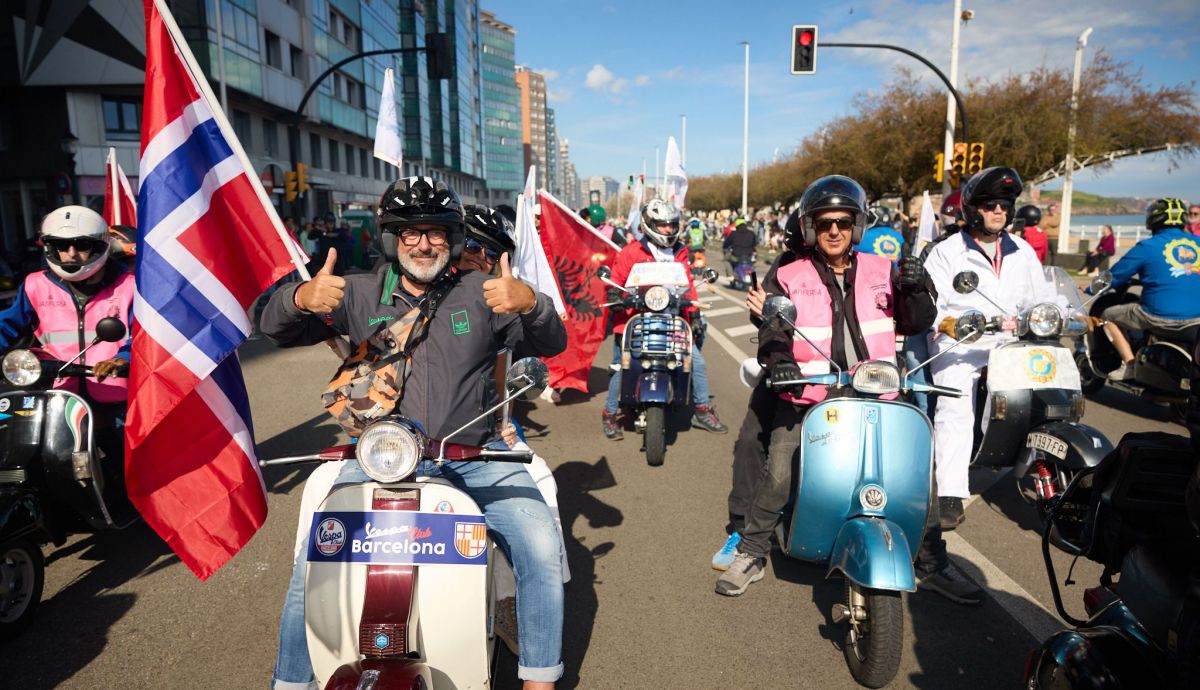Vespa World Days 2025 llena de color y pasión las calles de Gijón