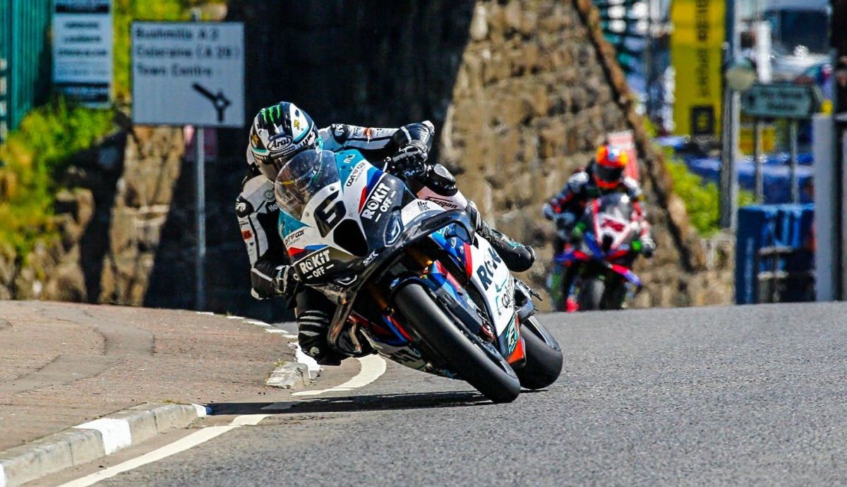 Michael Dunlop se iba de Davey Todd rumbo a la victoria en Superbike