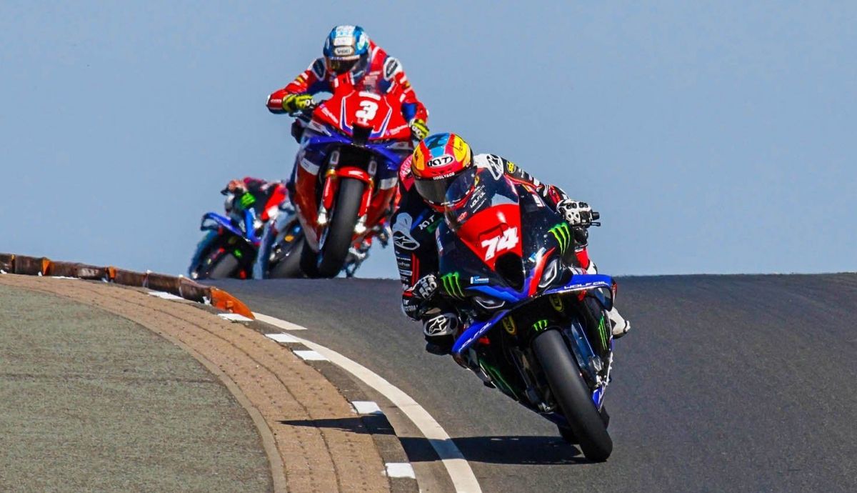 Davey Todd coge distancia con Dean Harrison para imponerse en Superstock