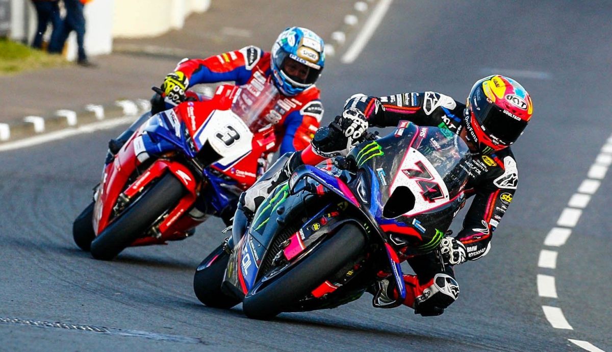 Davey Todd se llevó la carrera final de Superbike tras bandera roja cuando lideraba ante Dean Harrison