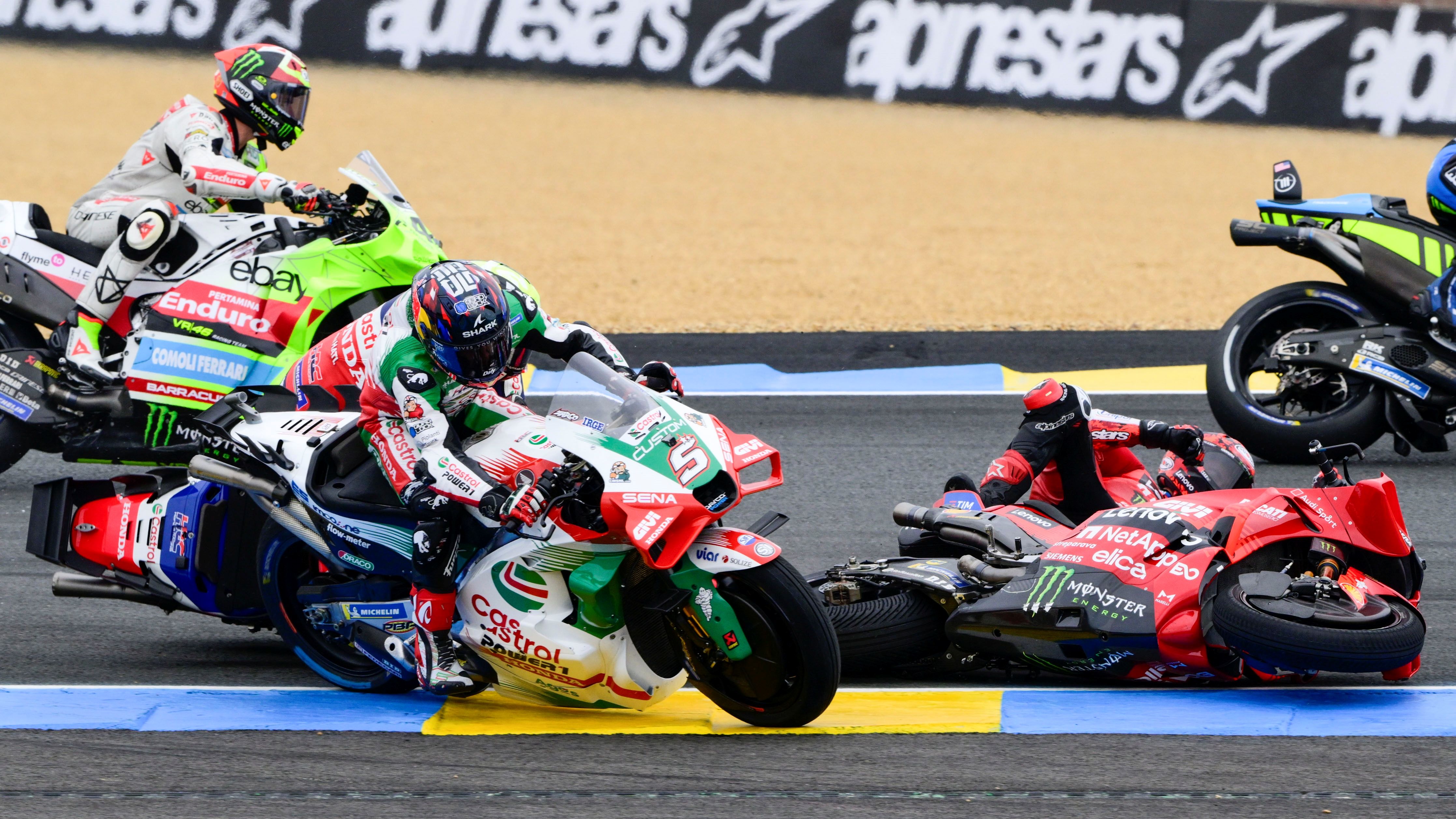 Johann Zarco esquiva la caída con Joan Mir, Pecco Bagnaia y Enea Bastianini en el suelo, MotoGP Francia 2025