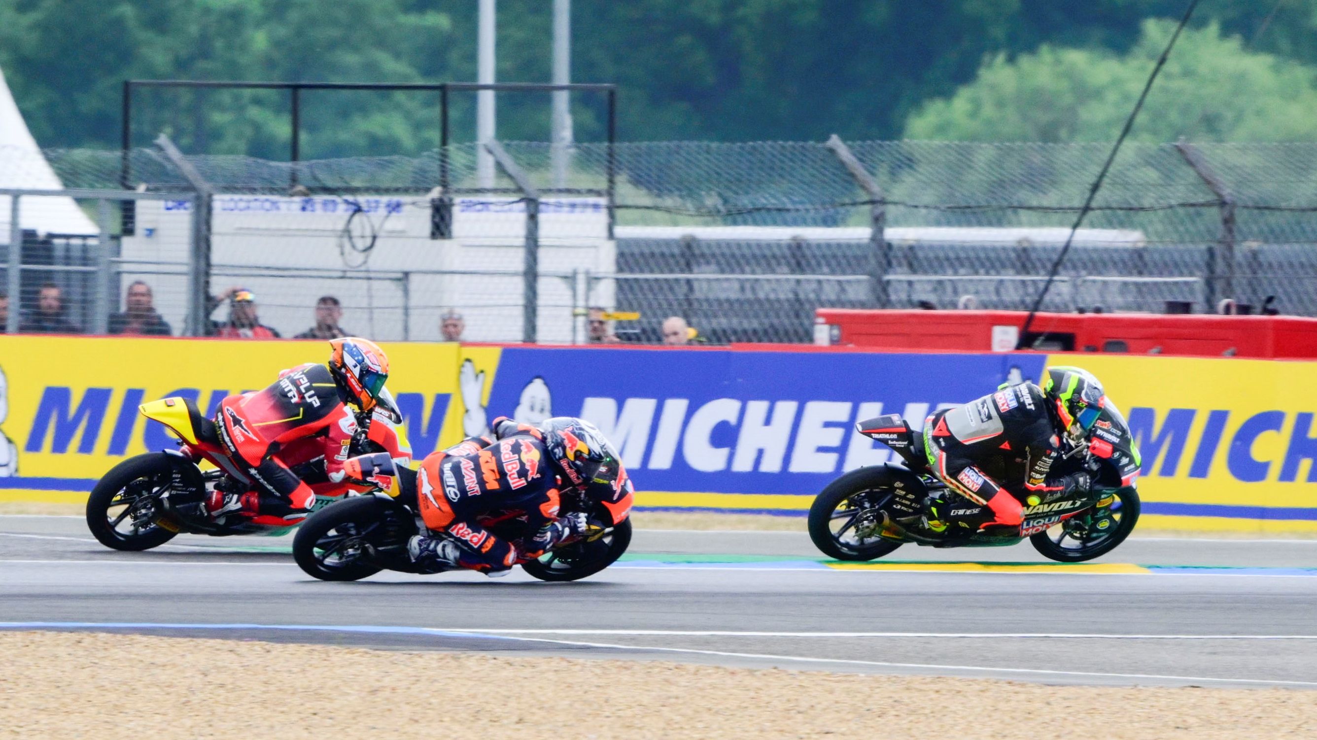 José Antonio Rueda supera a Joel Kelso y David Muñoz, Moto3 Francia 2025