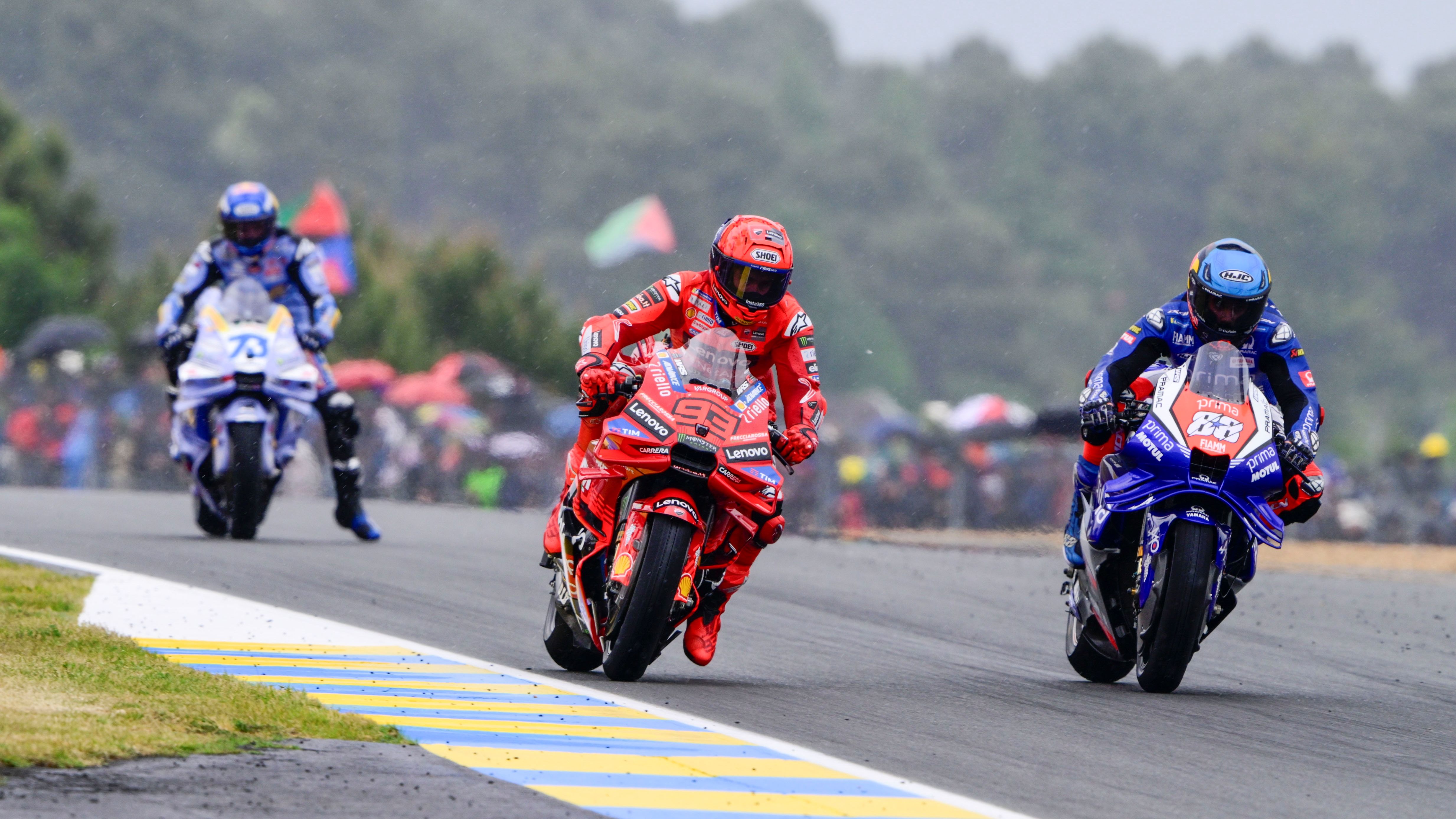 Miguel Oliveira y Marc Márquez emparejados con Álex Márquez detrás, MotoGP Francia 2025