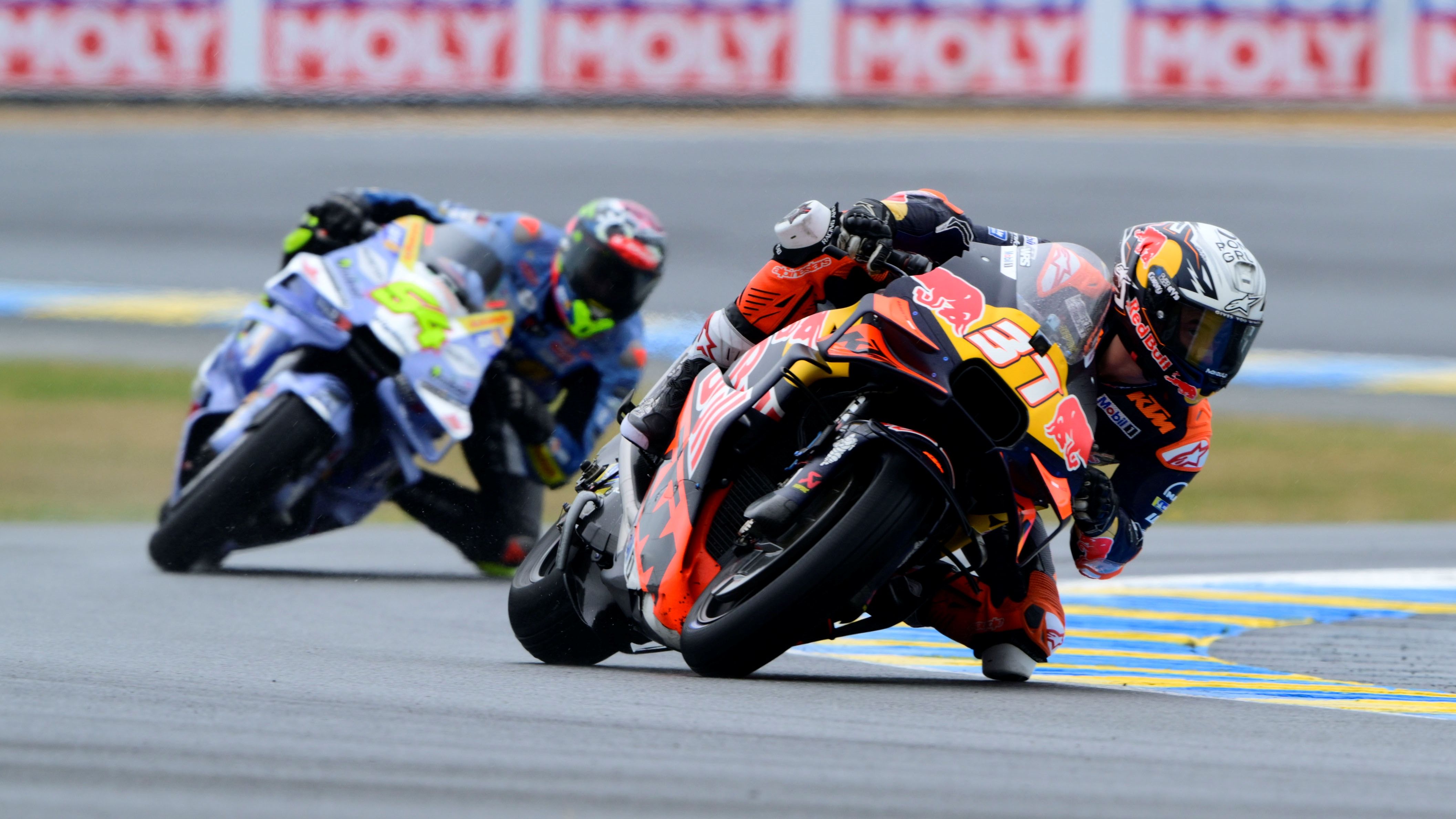 Pedro Acosta con Fermín Aldeguer pegado, MotoGP Francia 2025