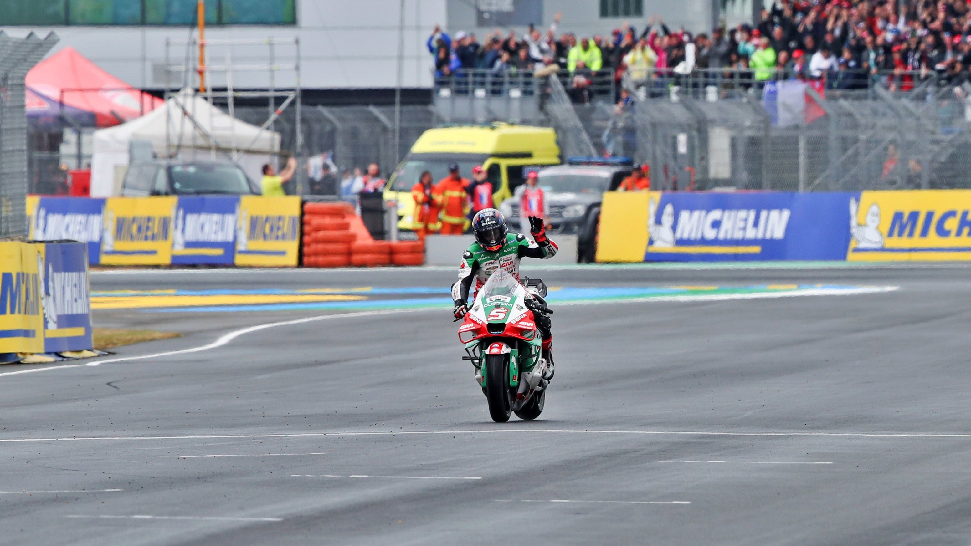 Johann Zarco cruza la meta de Le Mans como ganador del GP de Francia de MotoGP 2025 Johann Zarco cruza la meta de Le Mans como ganador del GP de Francia de MotoGP 2025