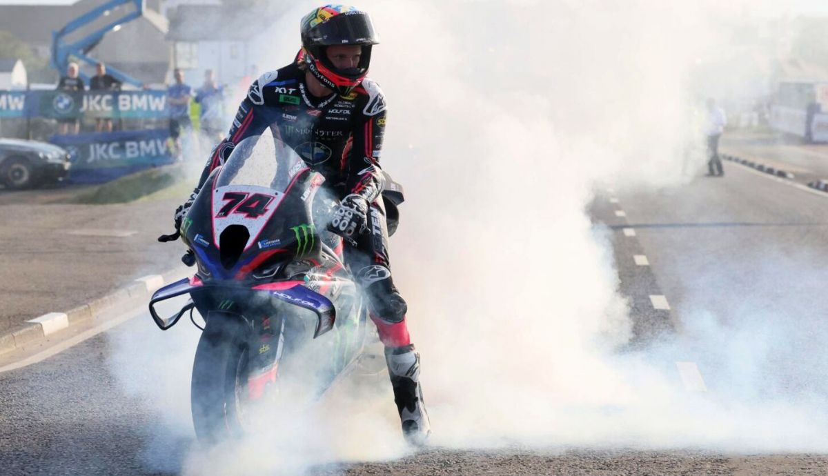 Davey Todd festeja su victoria en la carrera final de Superbike de la NW200 2025 Davey Todd festeja su victoria en la carrera final de Superbike de la NW200 2025