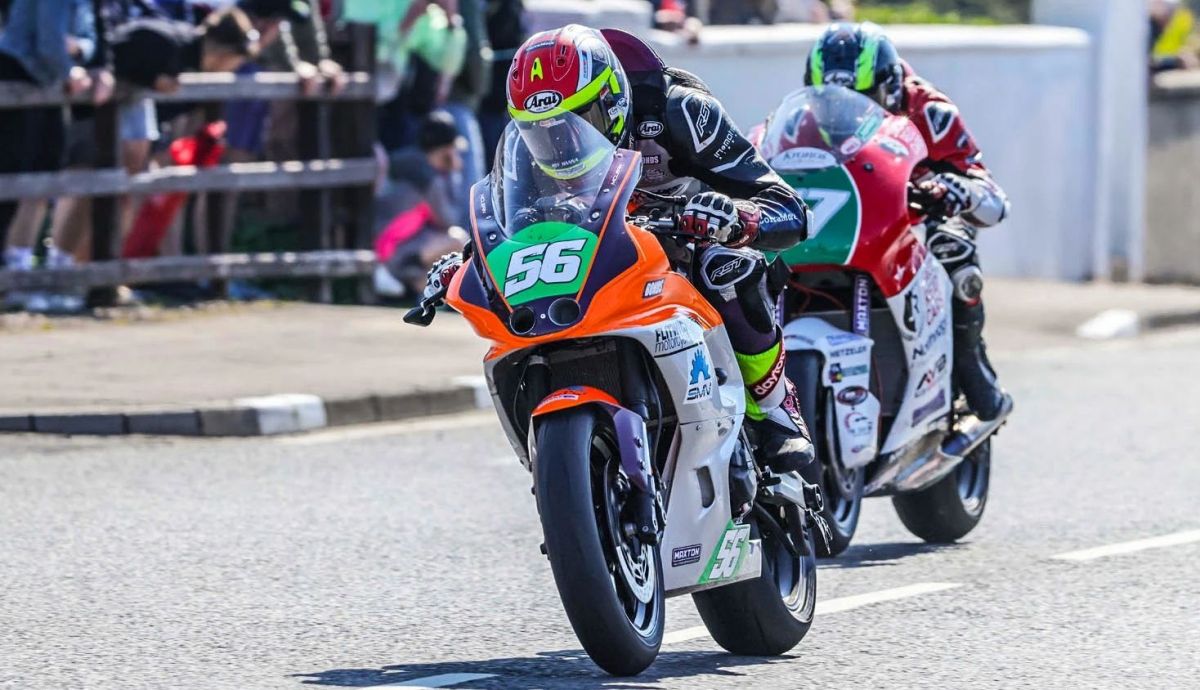 Adam McLean luchó por la victoria en las dos carreras de Supertwin de la NW200 2025 Adam McLean luchó por la victoria en las dos carreras de Supertwin de la NW200 2025