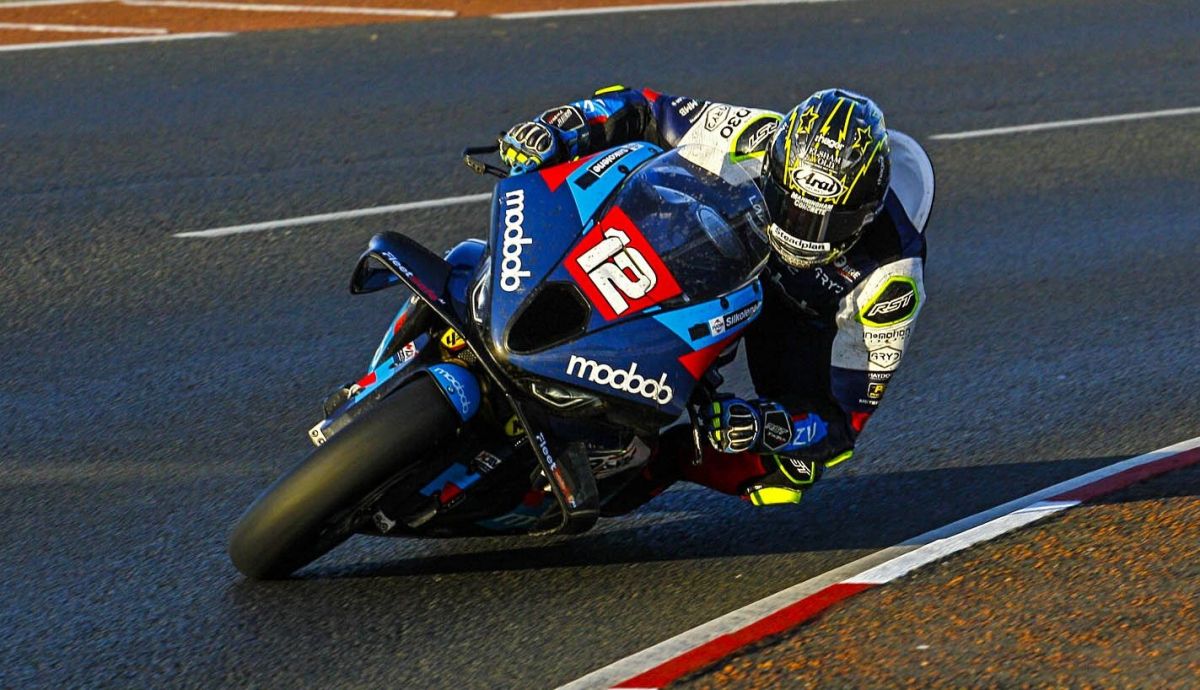 Ian Hutchinson volvió al podio de la NW200 en la carrera de Superstock Ian Hutchinson volvió al podio de la NW200 en la carrera de Superstock