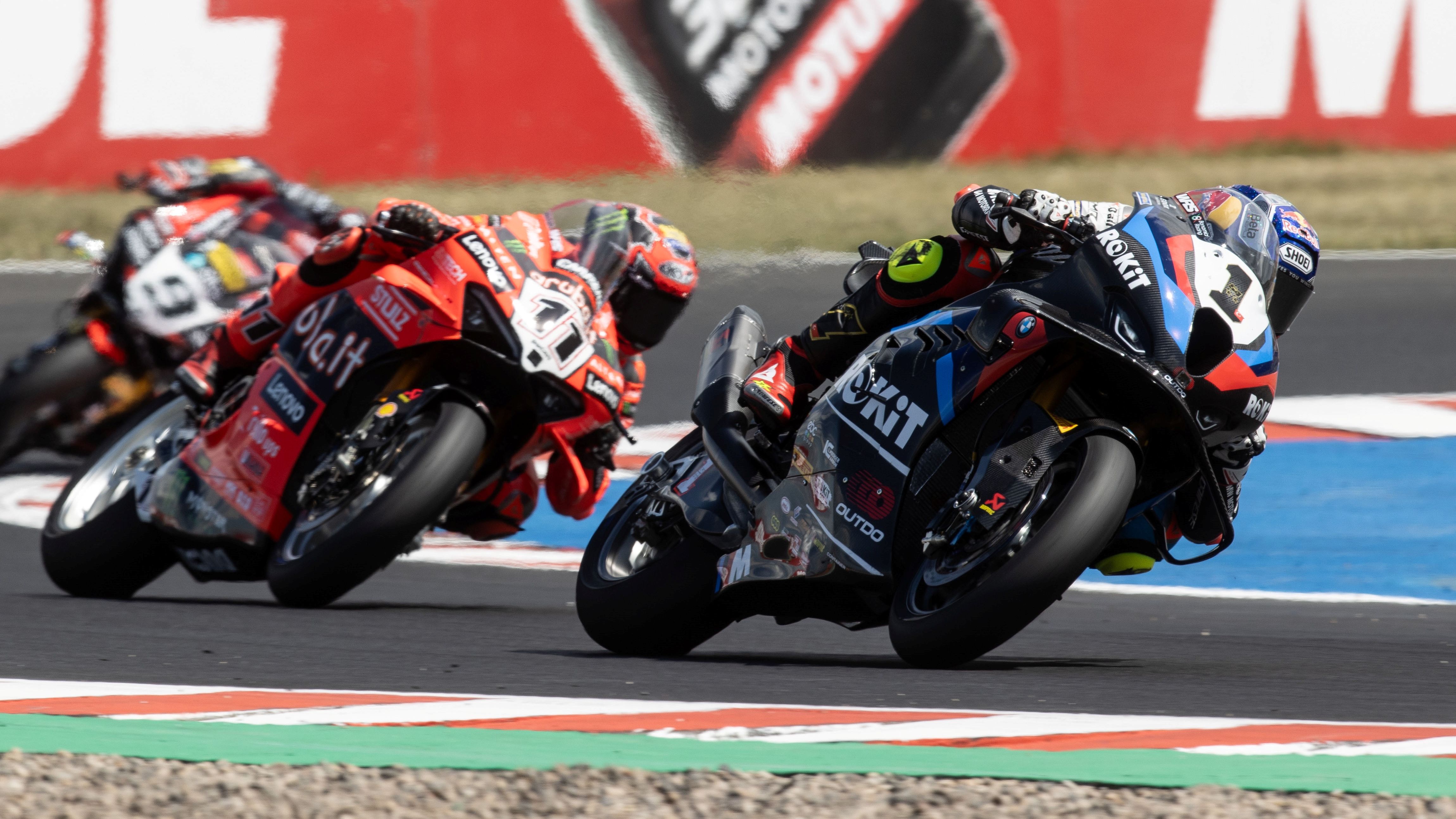 Toprak Razgatlioglu ha batido a Nicolò Bulega para lograr su décimo triunfo en Most