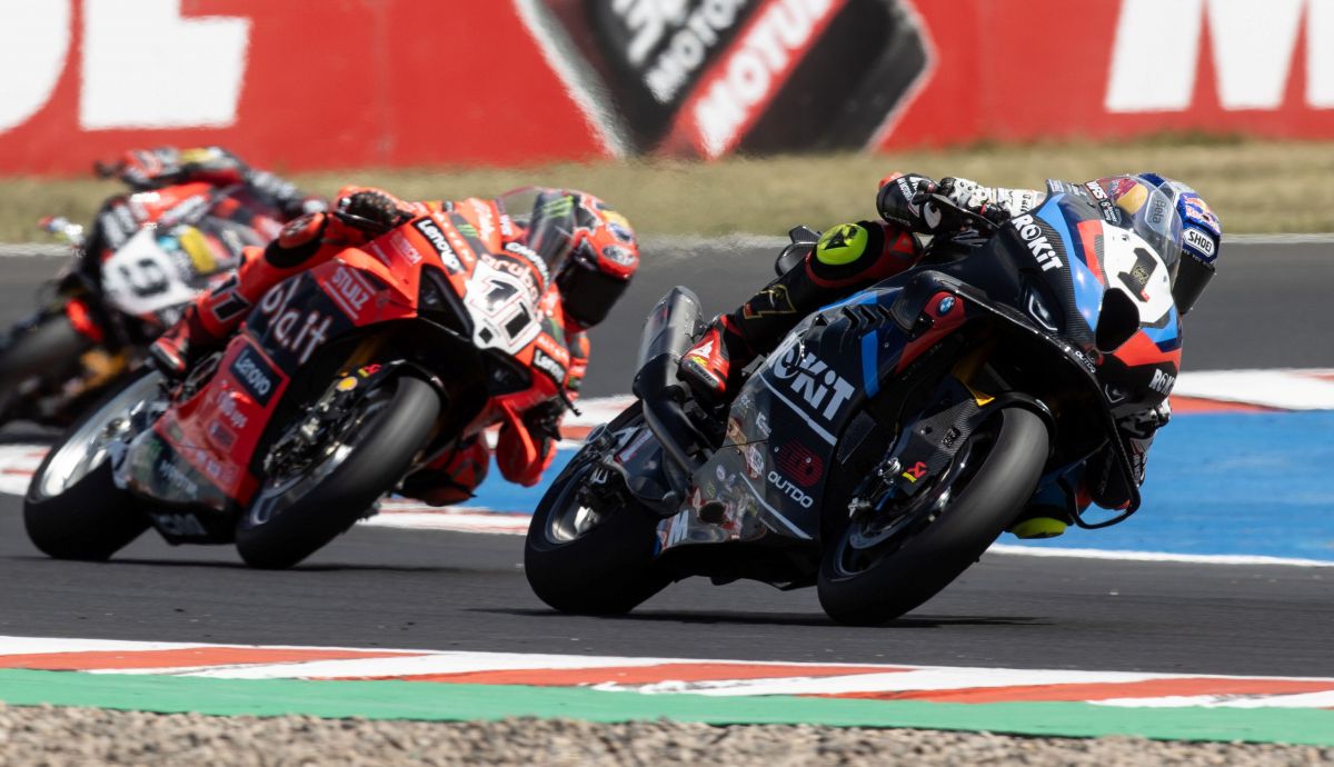 Toprak Razgatlioglu ha batido a Nicolò Bulega para lograr su décimo triunfo en Most Toprak Razgatlioglu ha batido a Nicolò Bulega para lograr su décimo triunfo en Most