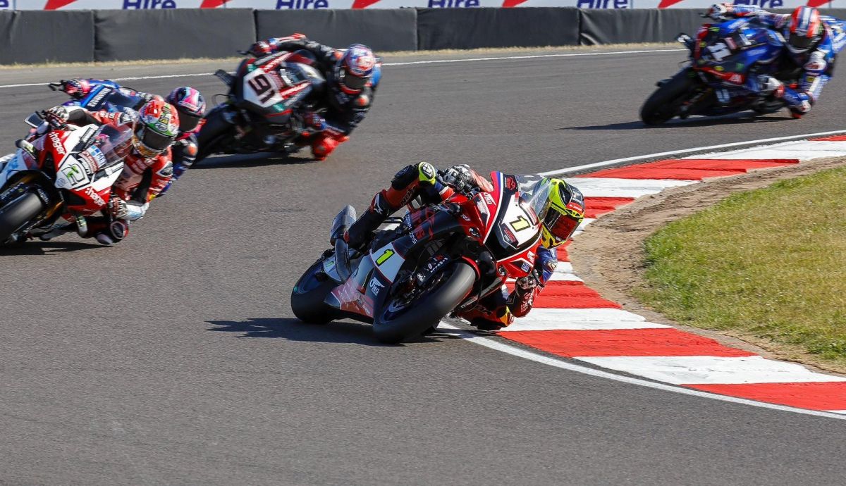 Kyle Ryde seguido por Glenn Irwin, Bradley Ray, Leon Haslam y Rory Skinner Kyle Ryde seguido por Glenn Irwin, Bradley Ray, Leon Haslam y Rory Skinner