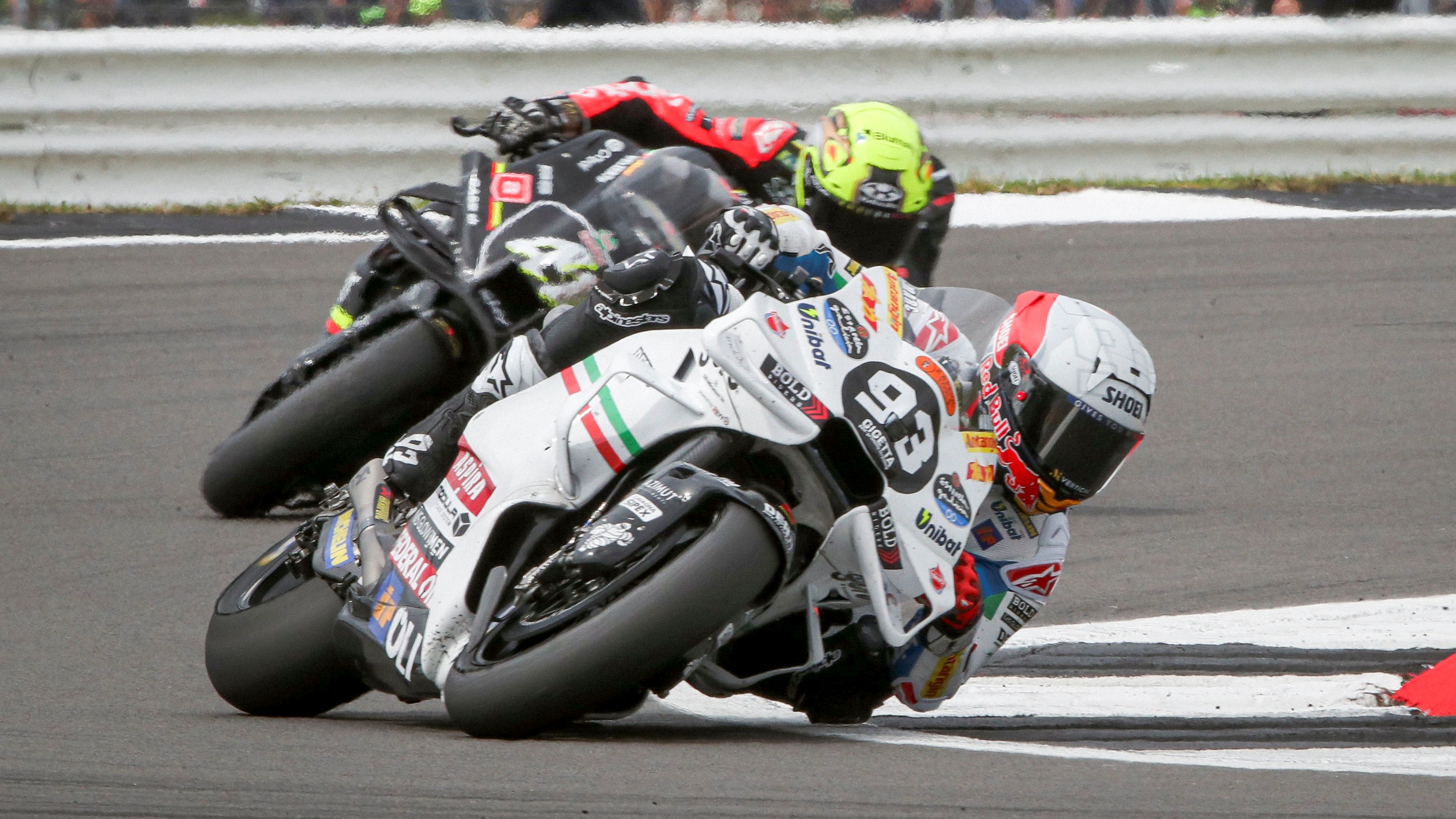 Marc Márquez por delante de Aleix Espargaró en la carrera de MotoGP del año pasado en Silverstone