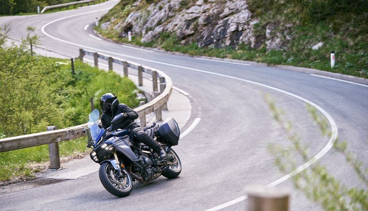 Yamaha Tracer9 GT+ 2025 accion (5)