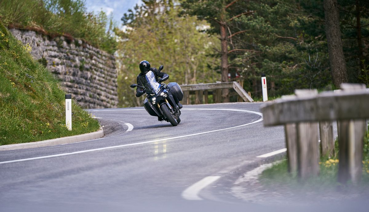 Yamaha Tracer9 GT+ 2025 accion (6)