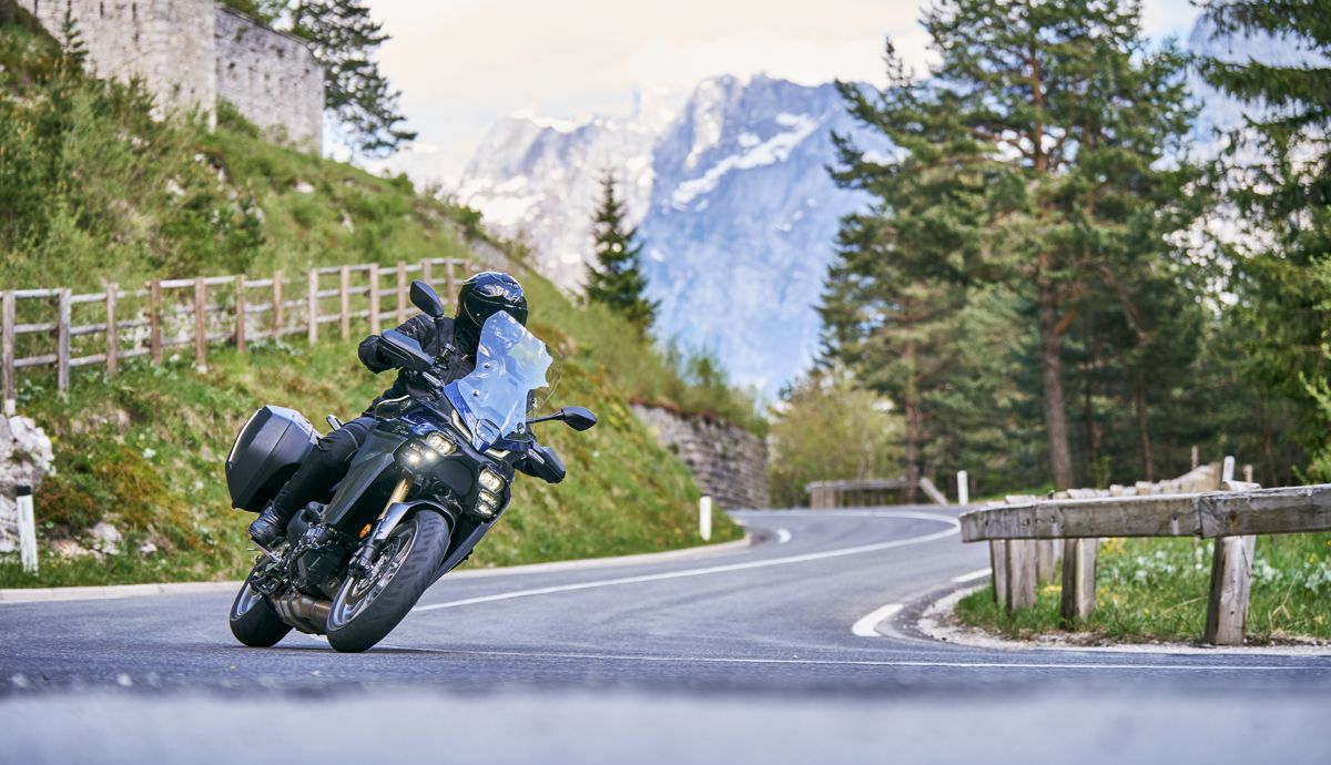 Yamaha Tracer9 GT+ 2025 accion (7)