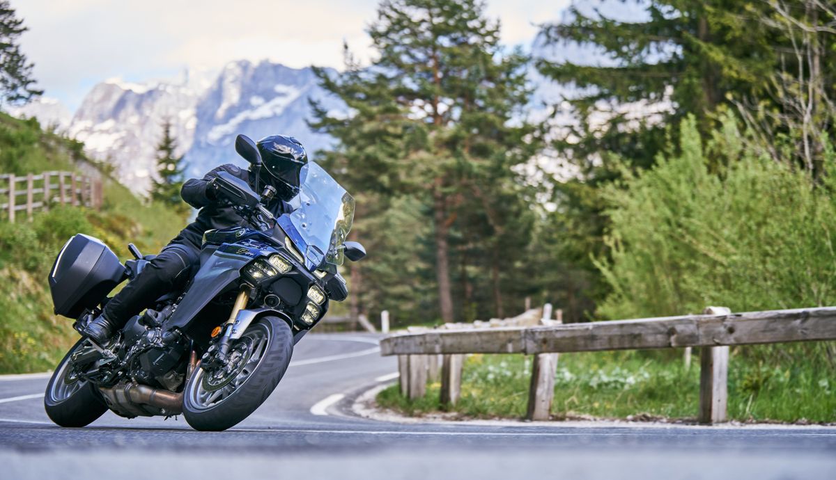 Yamaha Tracer9 GT+ 2025 accion (8)