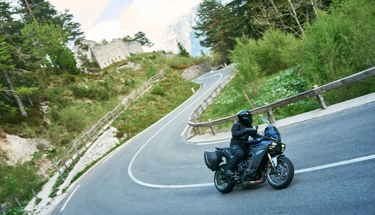 Yamaha Tracer9 GT+ 2025 accion (9)