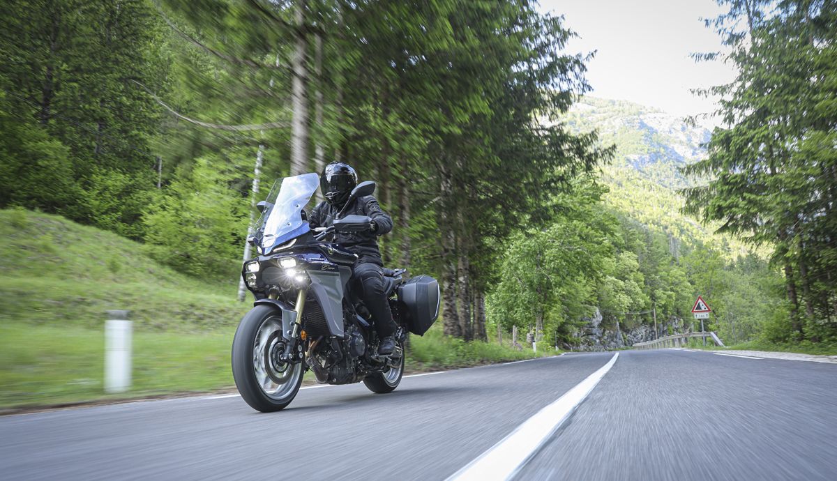 Yamaha Tracer9 GT+ 2025 accion (10)