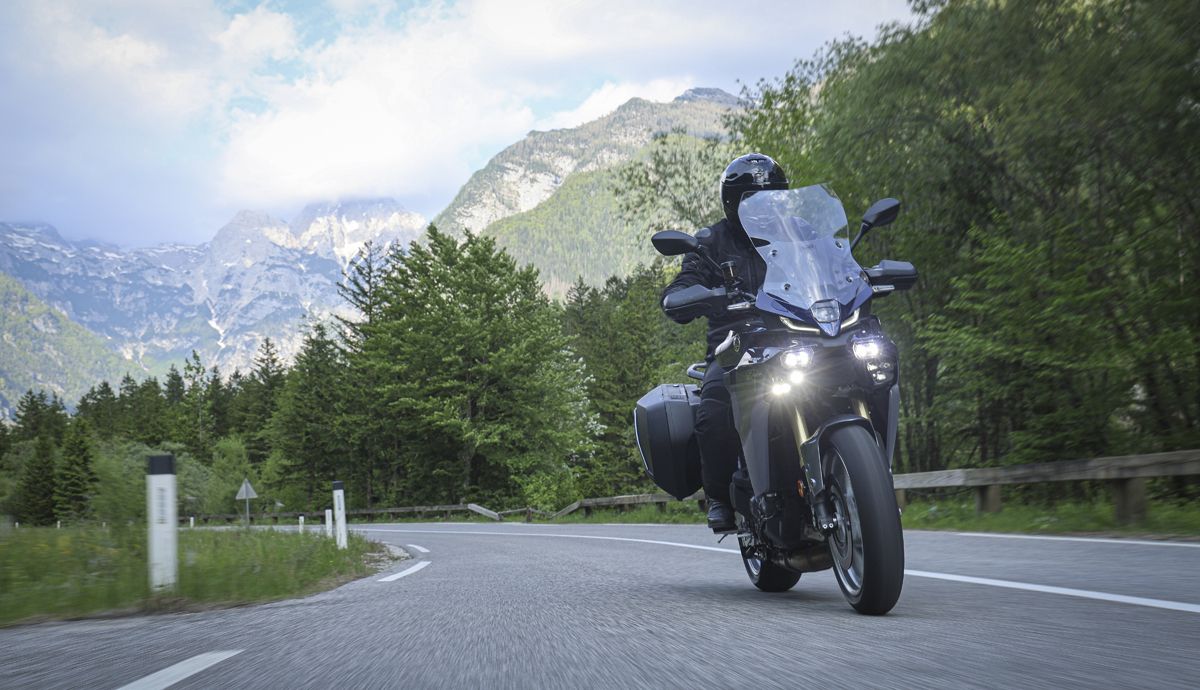 Yamaha Tracer9 GT+ 2025 accion (11)