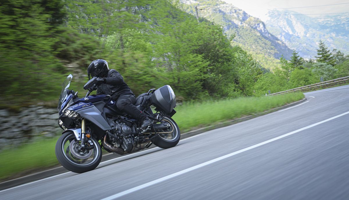 Yamaha Tracer9 GT+ 2025 accion (13)
