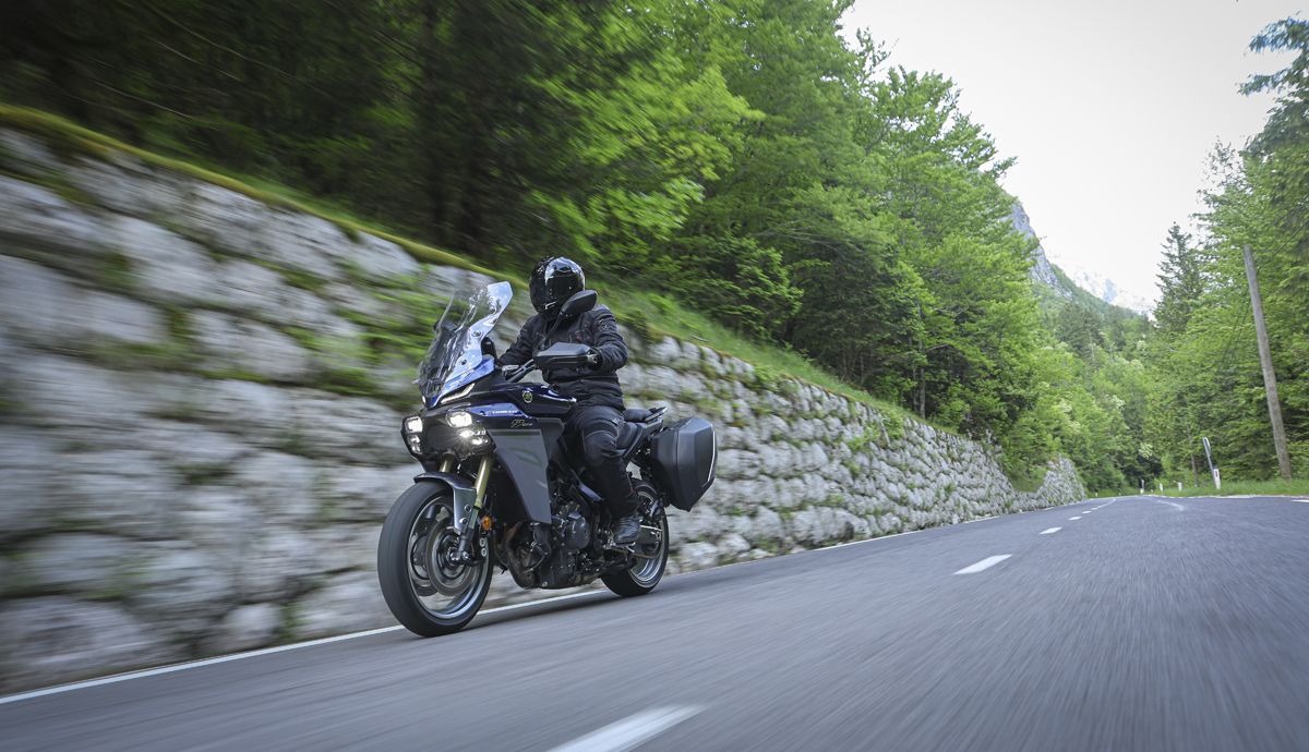 Yamaha Tracer9 GT+ 2025 accion (14)