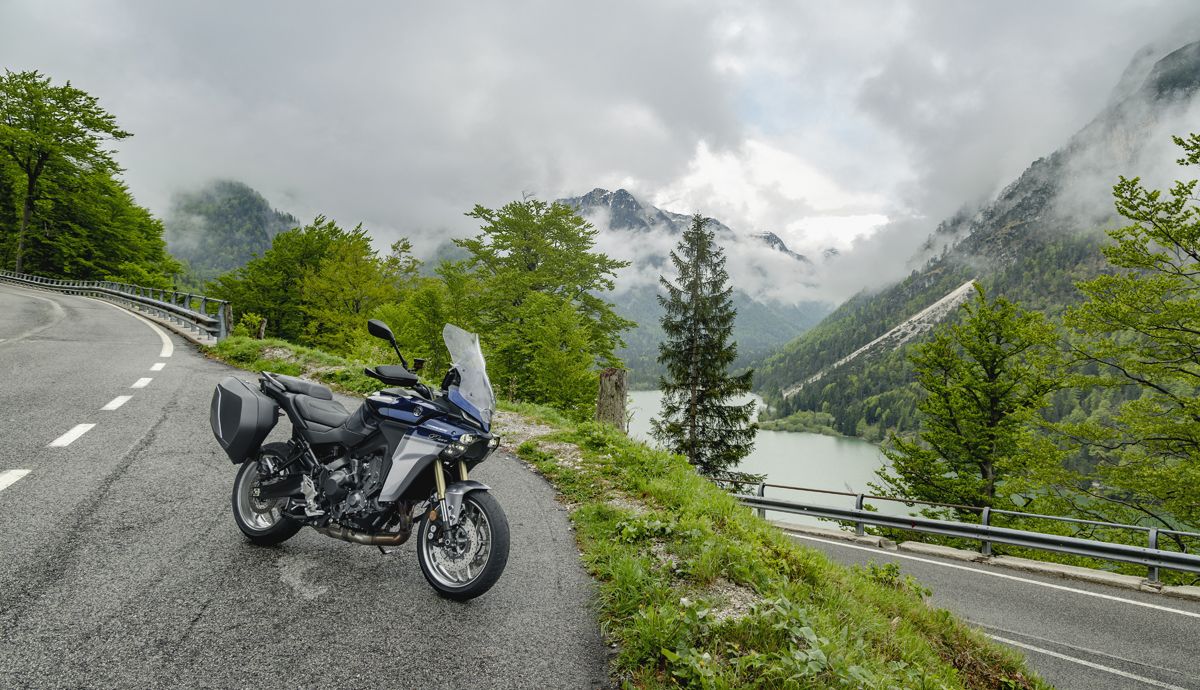 Yamaha Tracer9 GT+ 2025 estatica (1)