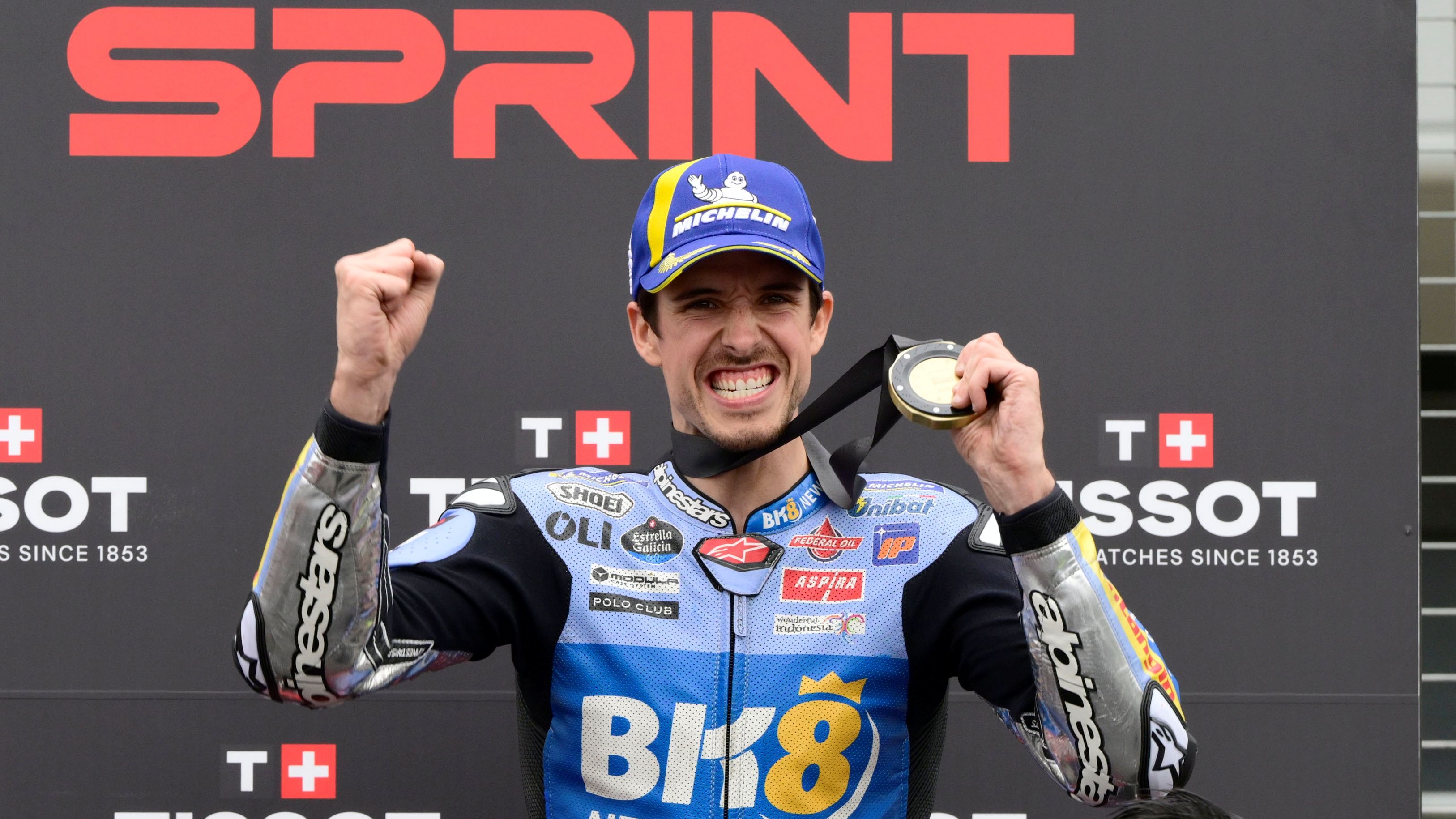 Alex Márquez celebra su triunfo en el podio del Sprint del GP de Reino Unido de MotoGP 2025