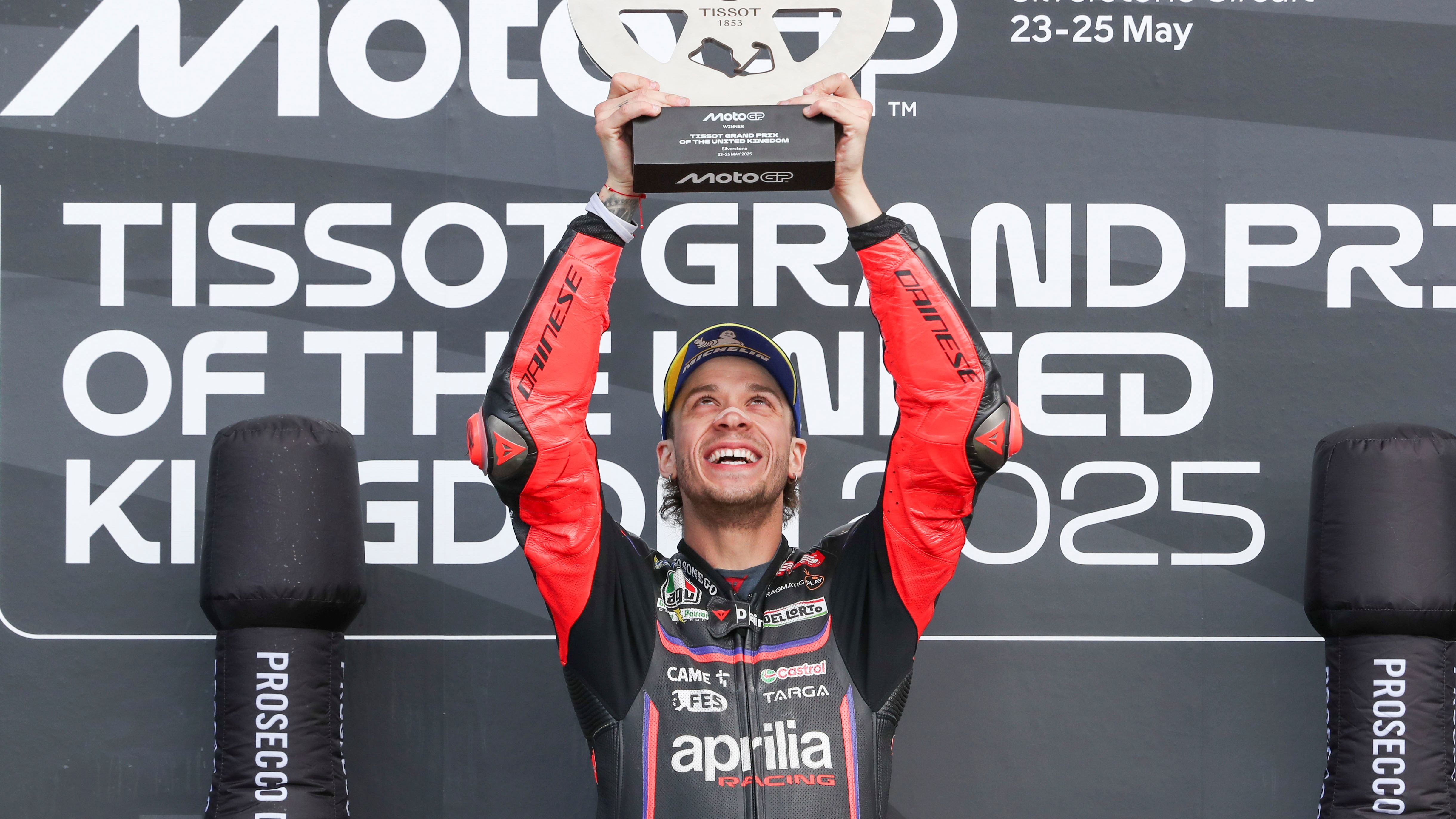 Marco Bezzecchi festeja su victoria en el Gran Premio de Reino Unido de MotoGP 2025