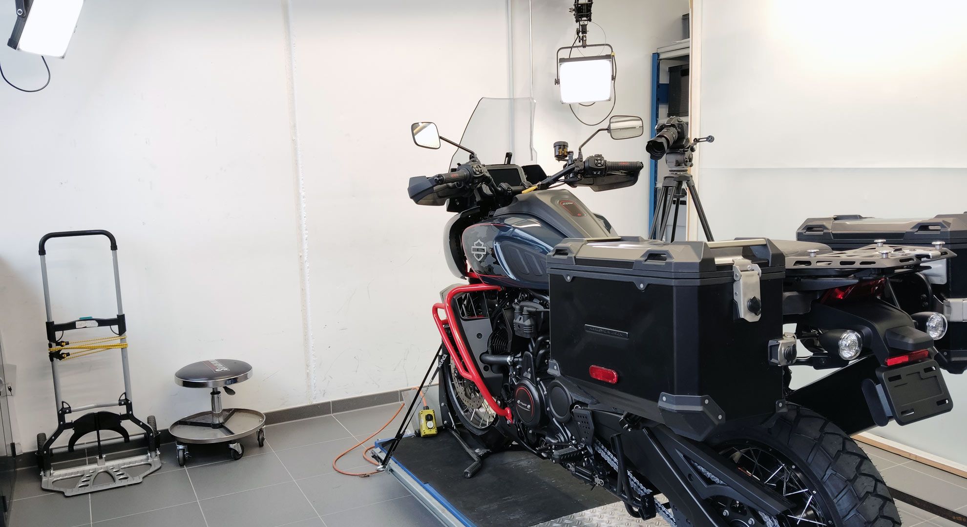 Estudio propio para realizar sesiones de foto y video de los nuevos accesorios