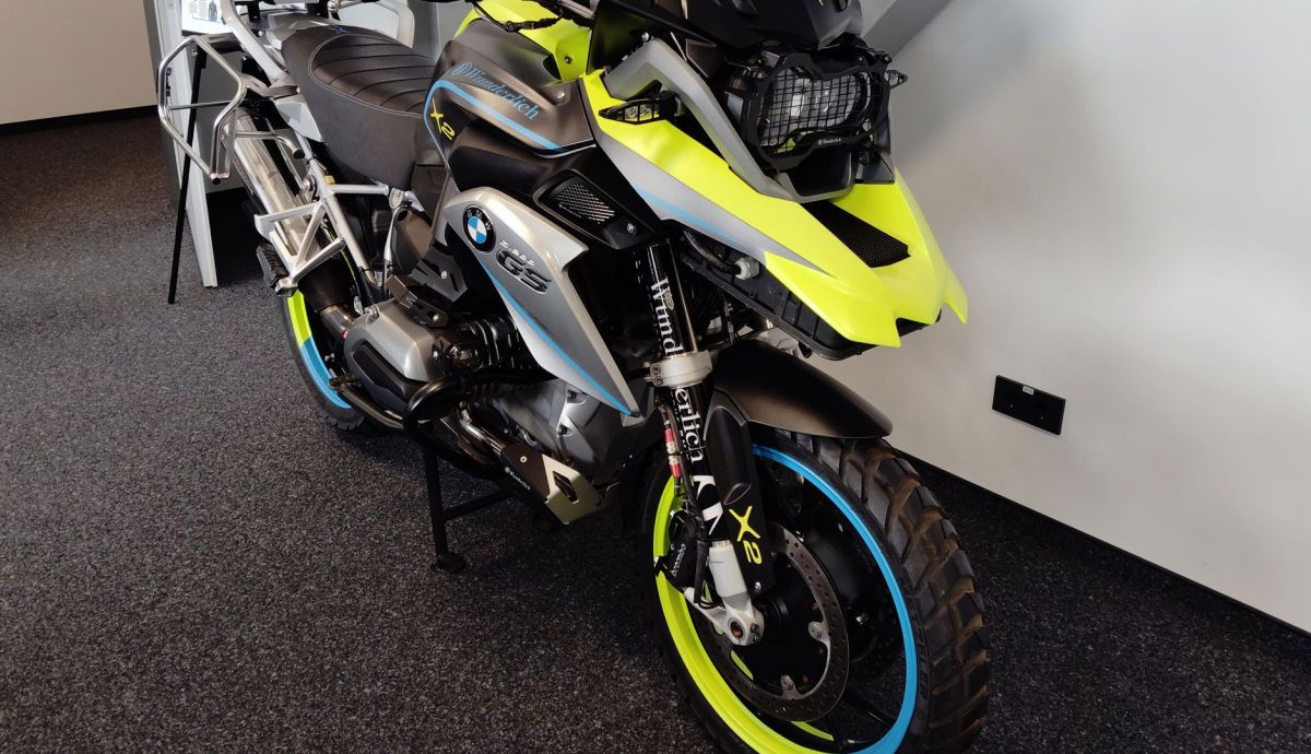 La BMW R 1200 GS XZ fue una concept bike con sistema de propulsión híbrido, mediante un motor eléctrico en la rueda delantera La BMW R 1200 GS XZ fue una concept bike con sistema de propulsión híbrido, mediante un motor eléctrico en la rueda delantera