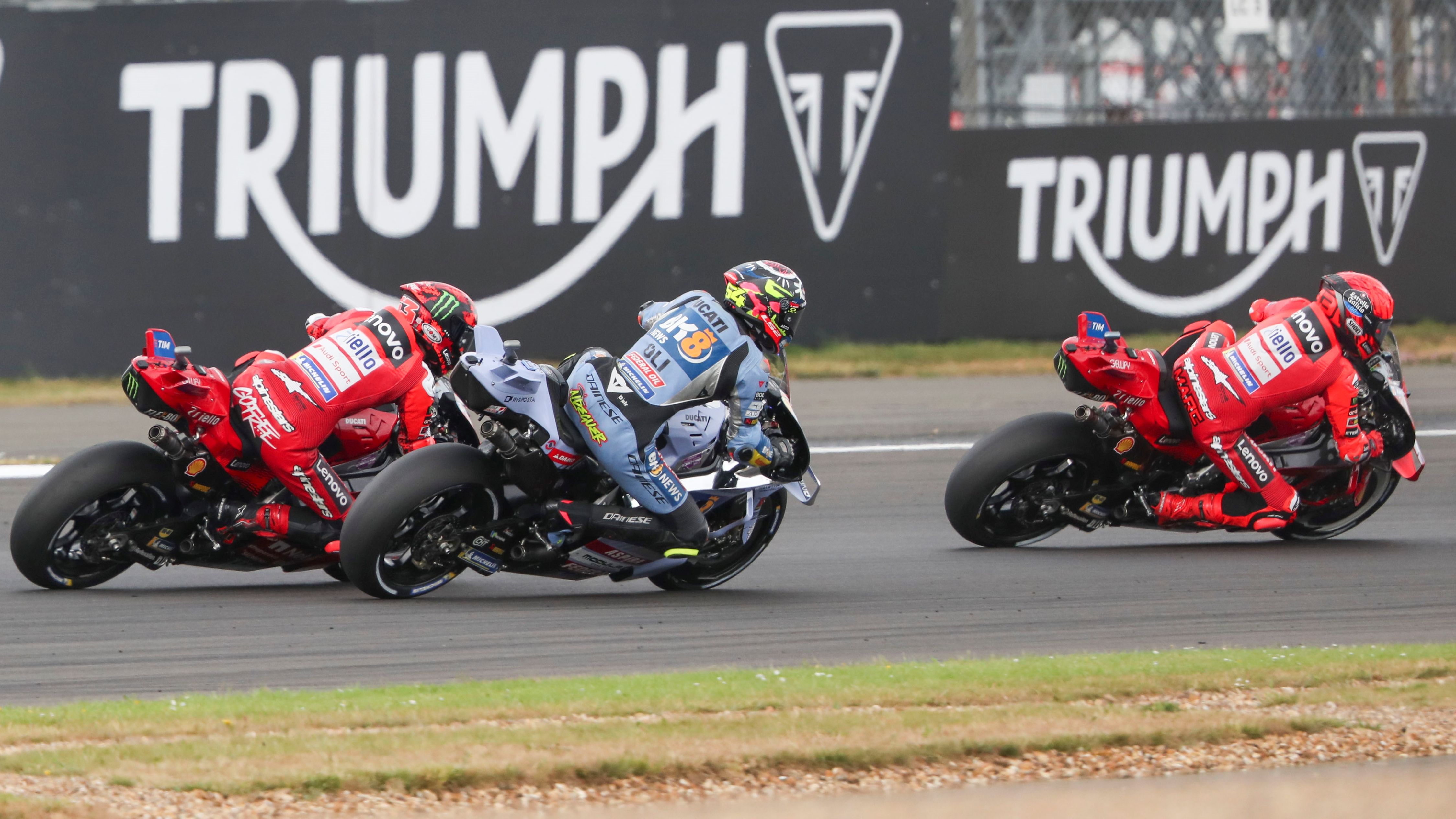 Álex Márquez pasa a Pecco Bagnaia a la espalda de Marc Márquez, MotoGP Reino Unido 2025