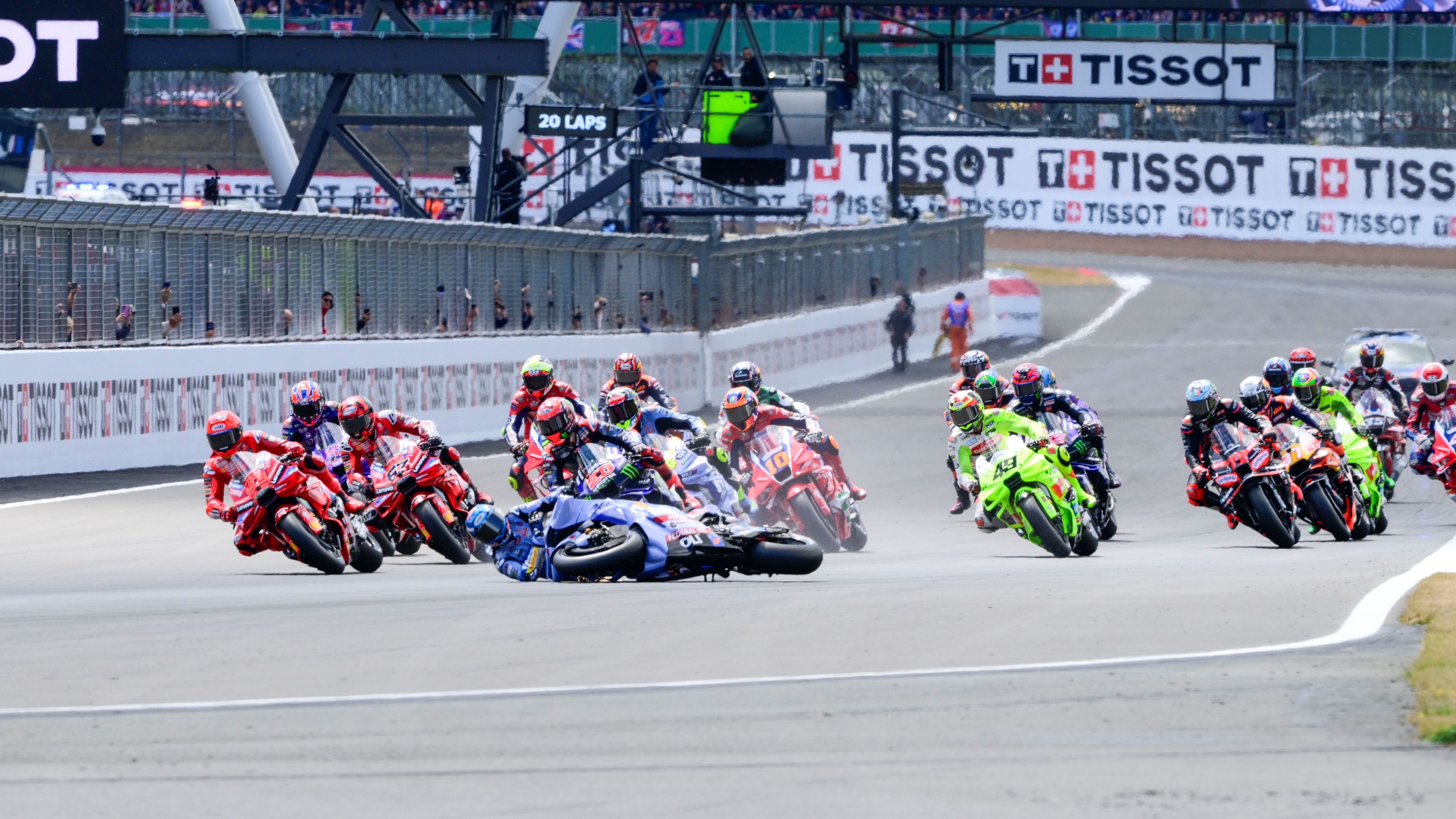Álex Márquez se cae en la primera curva, MotoGP Reino Unido 2025
