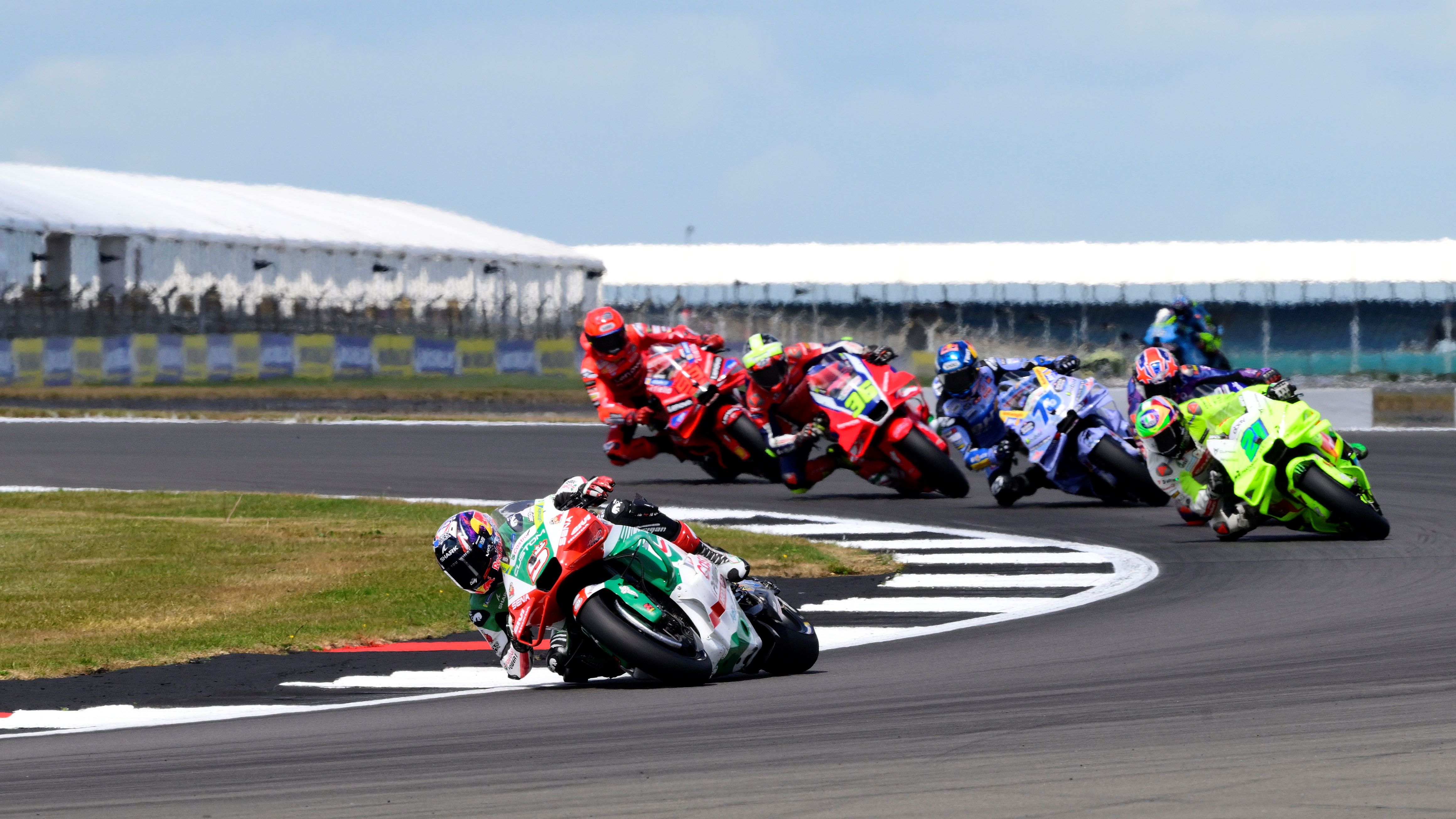 Johann Zarco se va de Franco Morbidelli, Álex Márquez, Joan Mir y Marc Márquez, MotoGP Reino Unido 2025