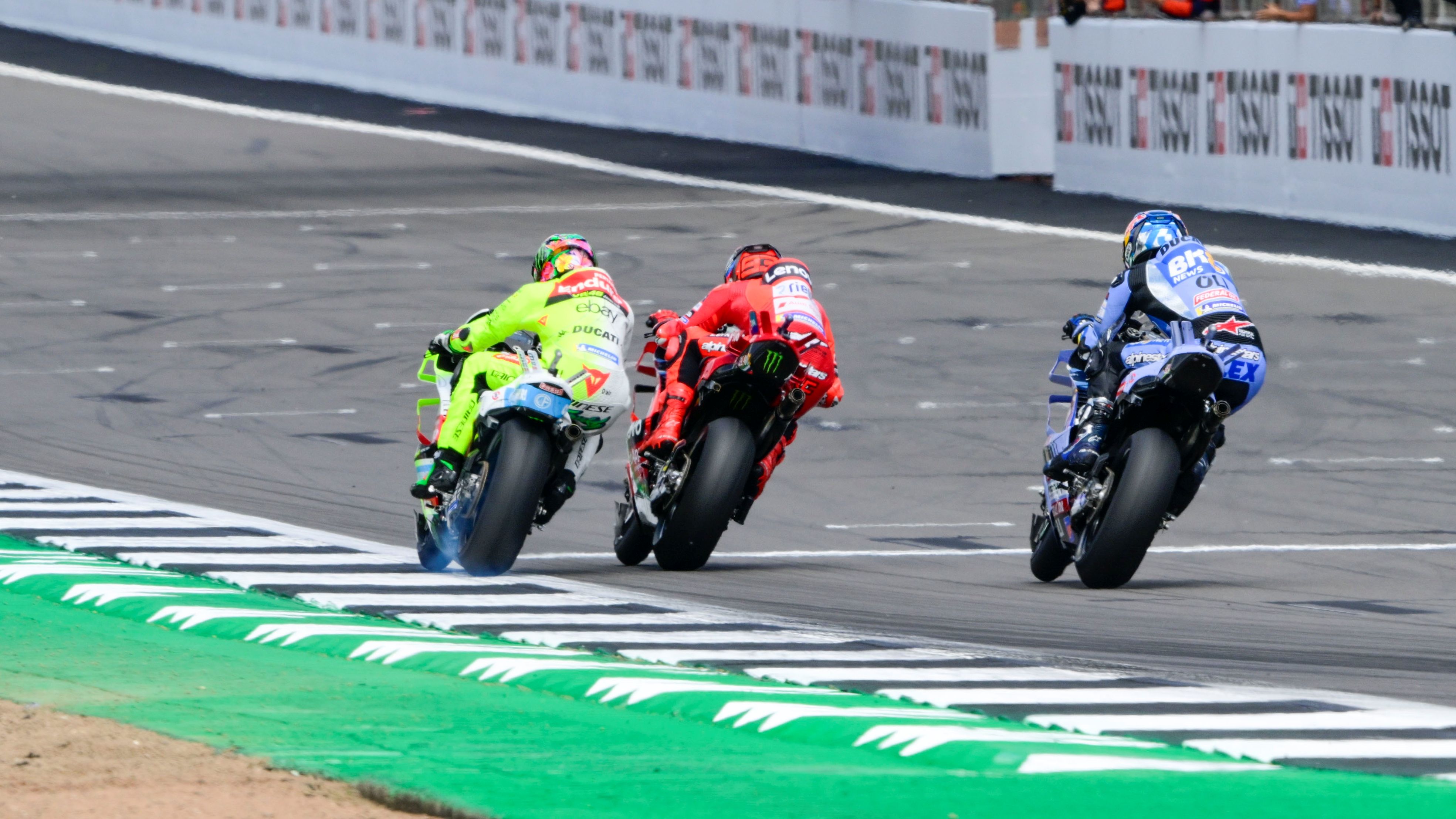 Marc Márquez bate a Franco Morbidelli ante Álex Márquez, MotoGP Reino Unido 2025