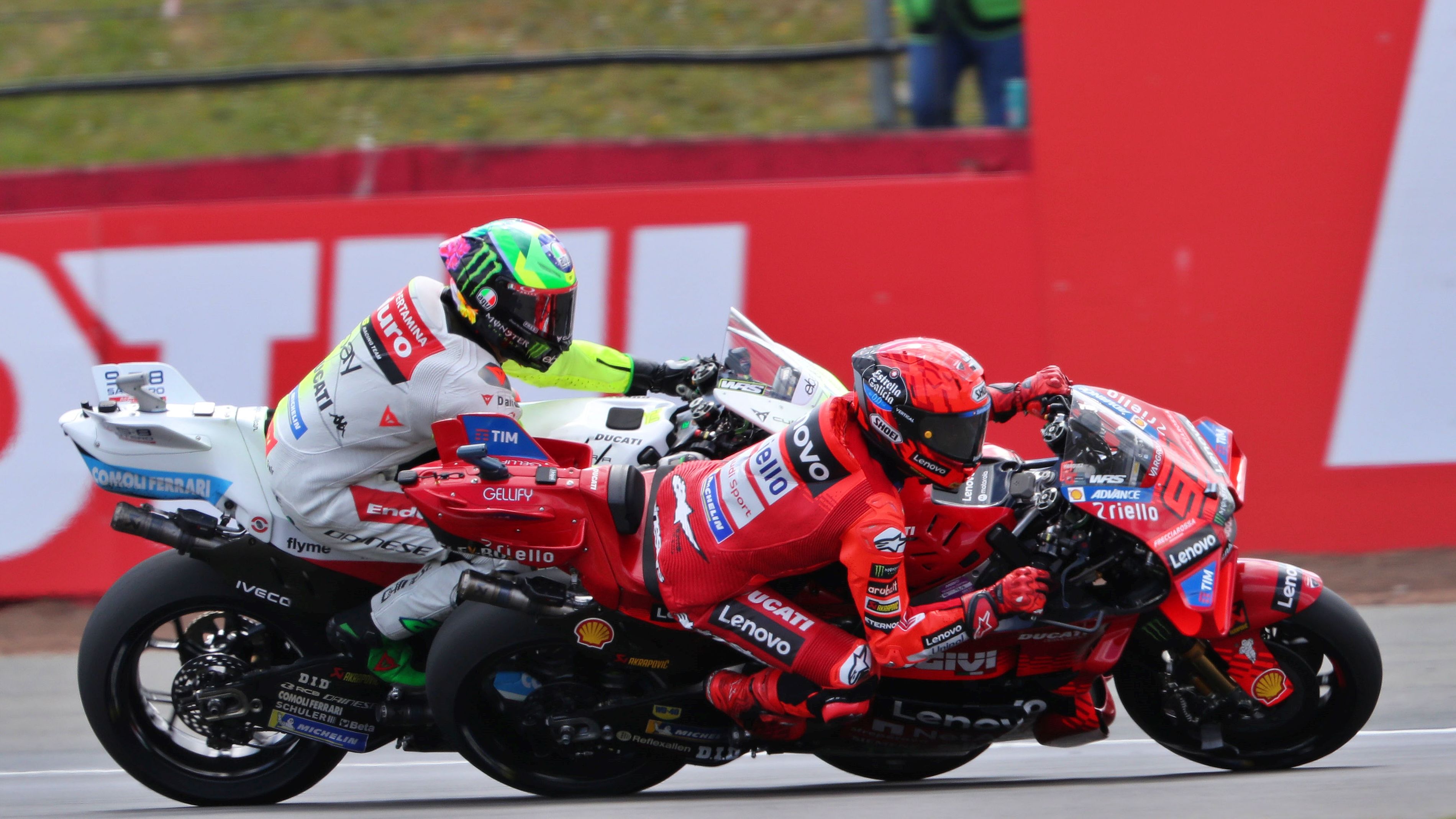 Marc Márquez supera a Franco Morbidelli, MotoGP Reino Unido 2025