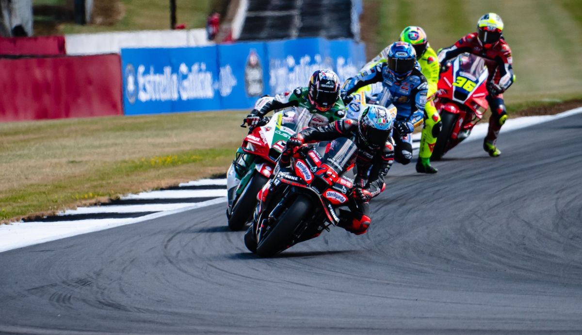Marco Bezzecchi delante de Johann Zarco en Silverstone