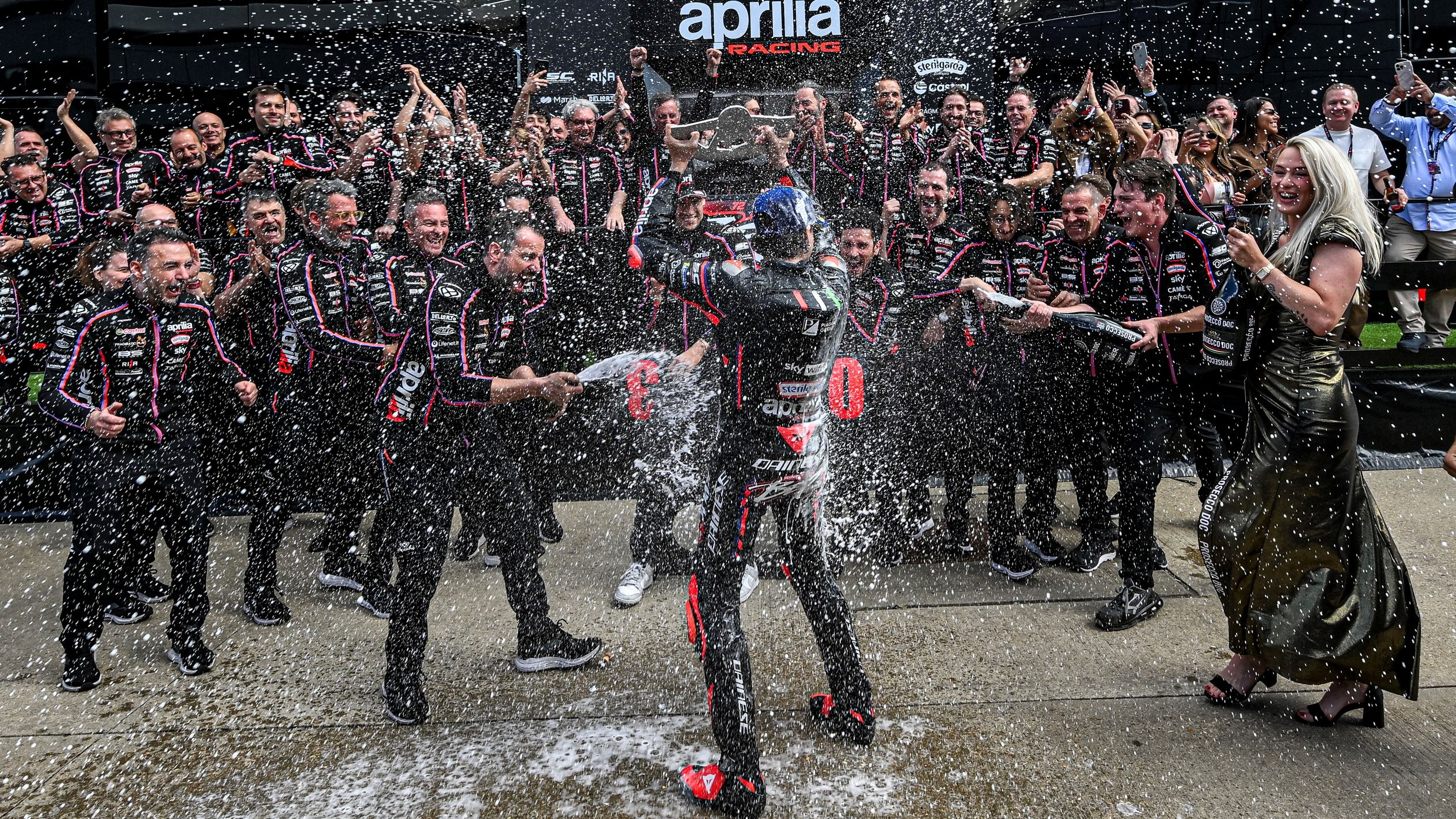 Marco Bezzecchi y Aprilia festejan la victoria en Silverstone