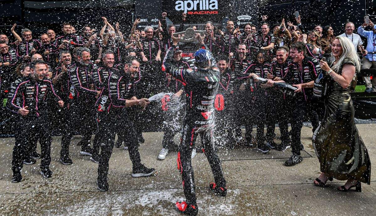 Marco Bezzecchi y Aprilia festejan la victoria en Silverstone