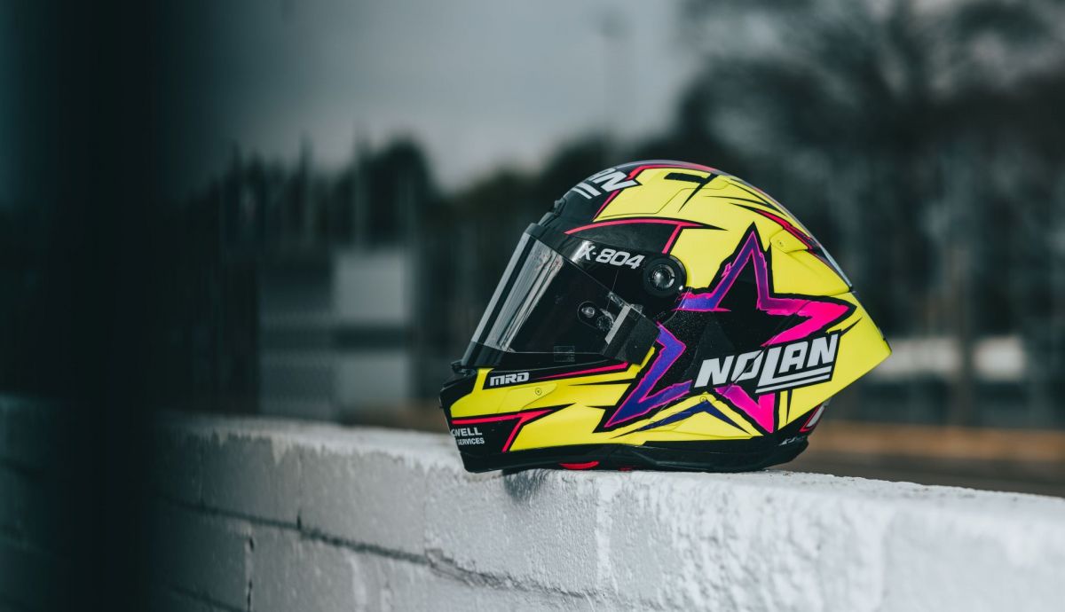 Nolan afronta el Tourist Trophy 2025 con seis pilotos y su casco X-804 como estandarte