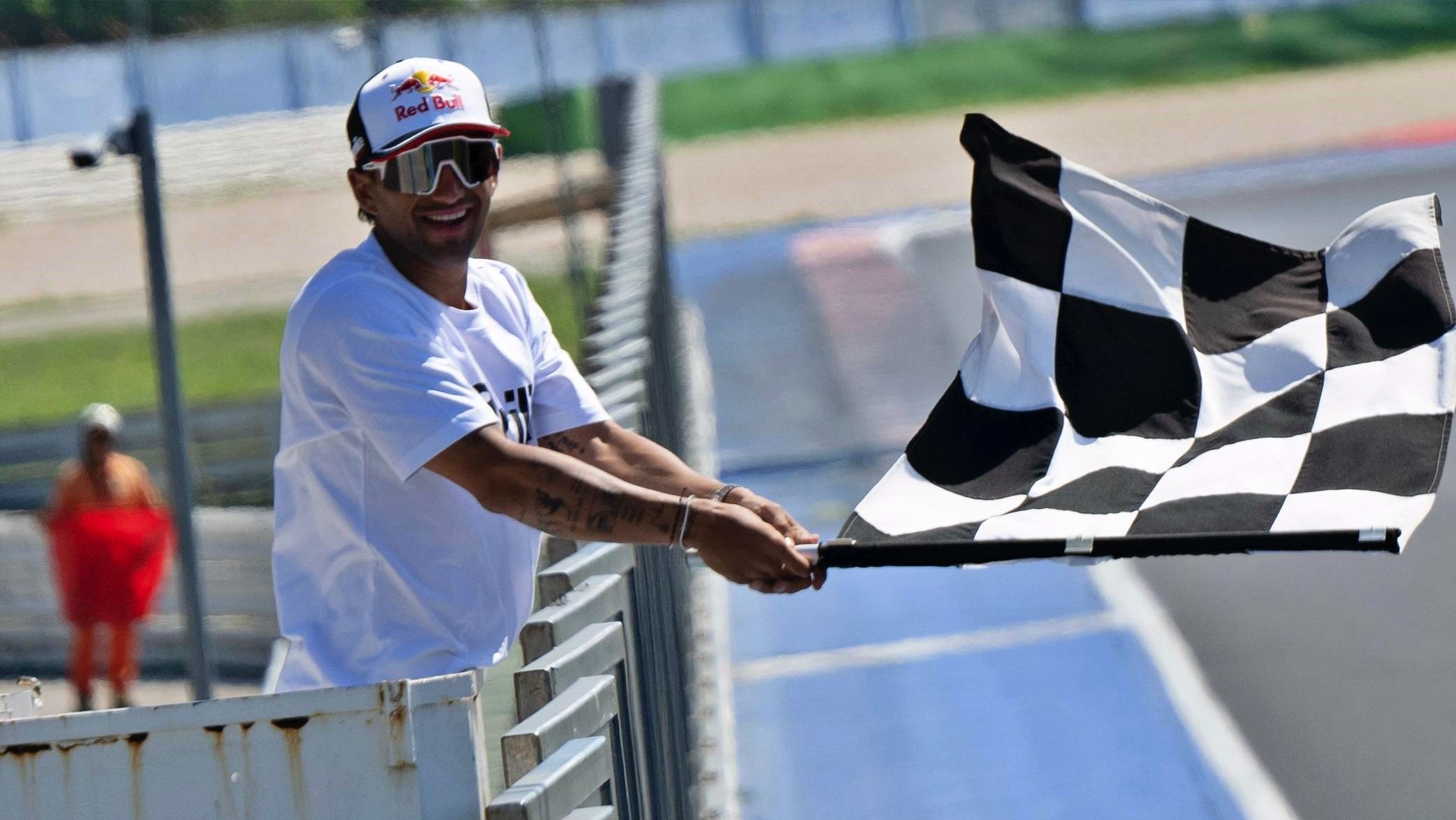 Jorge Martín dando el banderazo en la carrera del Aprilia All Stars