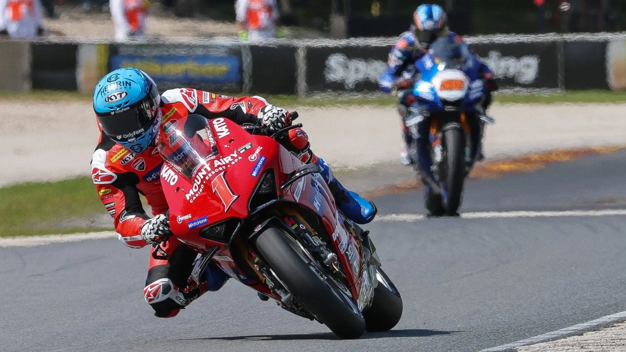 Josh Herrin deja atrás a Bobby Fong para llevarse la victoria