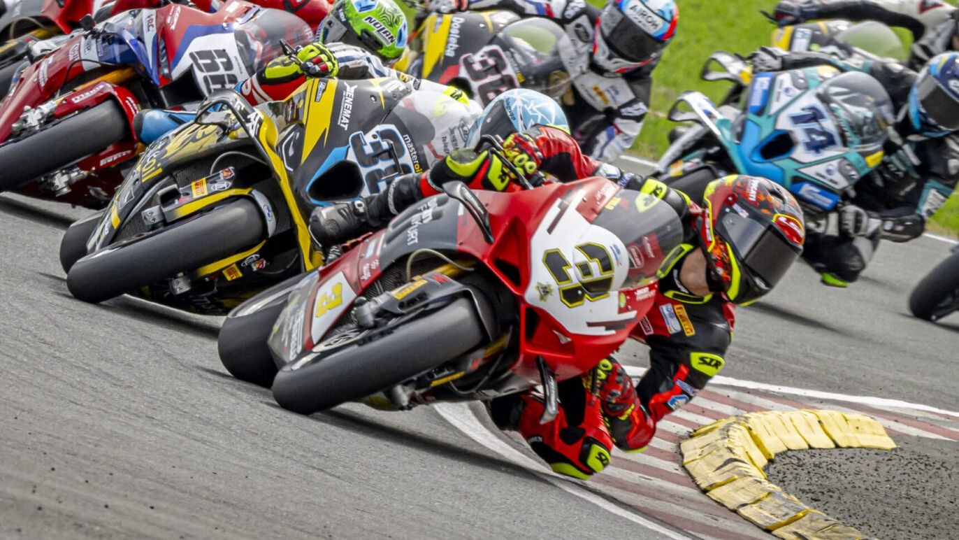Lukas Tulovic se ha puesto a un punto de Hannes Soomer en el IDM Superbike 2025
