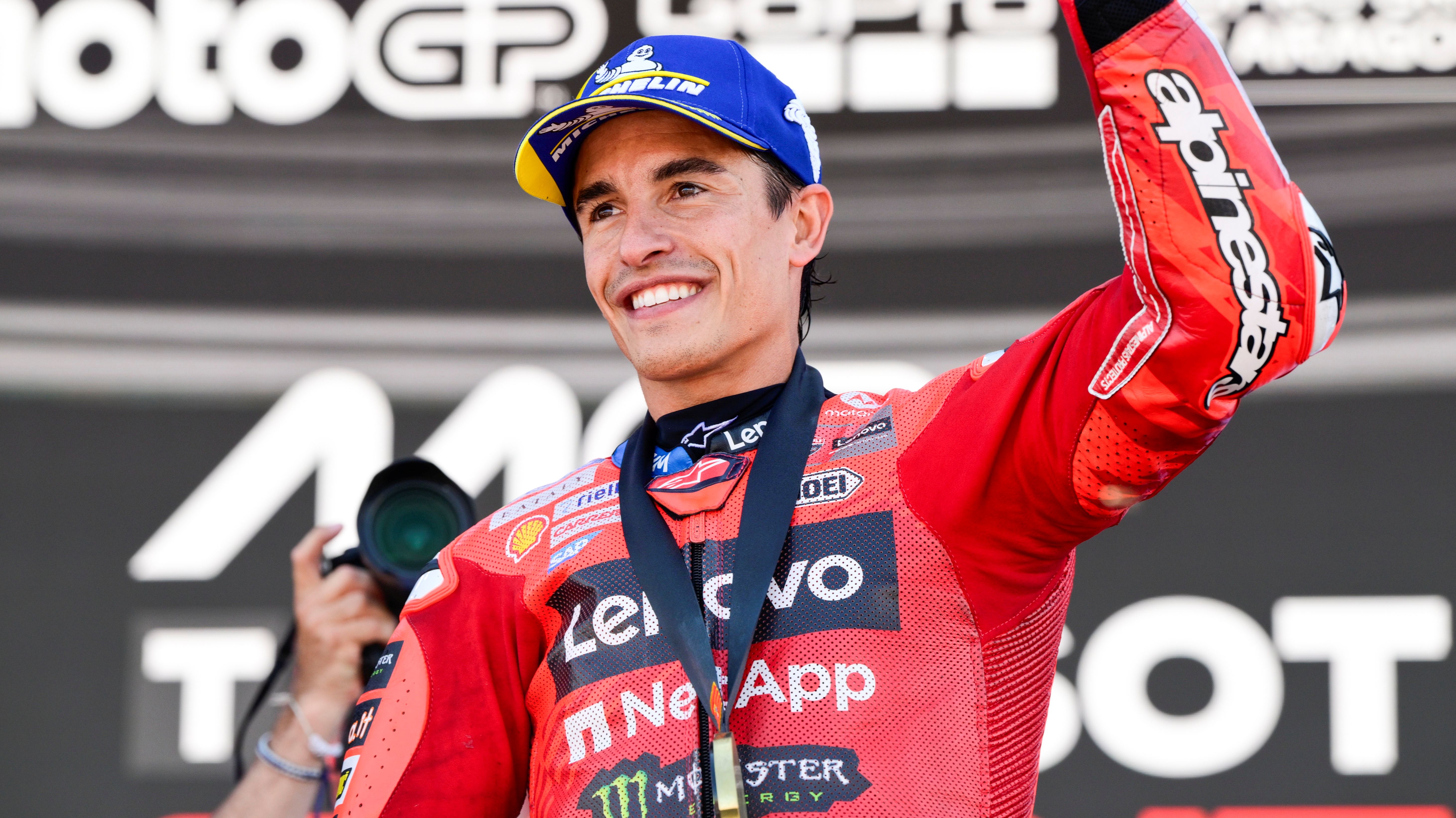Marc Márquez celebra su victoria en el Sprint del GP de Aragón de MotoGP 2025