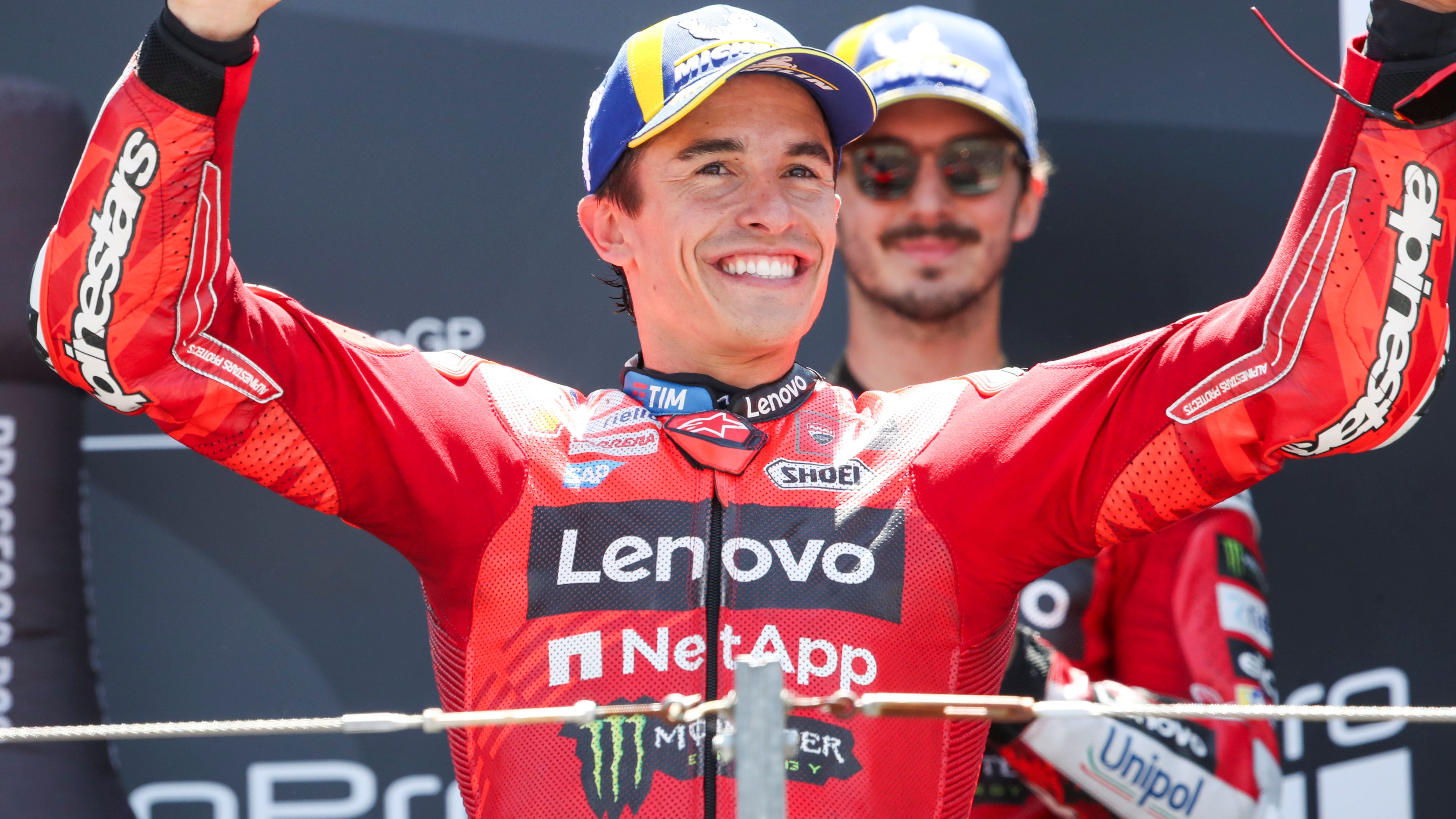 Marc Márquez celebra su victoria en el podio del GP de Aragón de MotoGP 2025 en Motorland