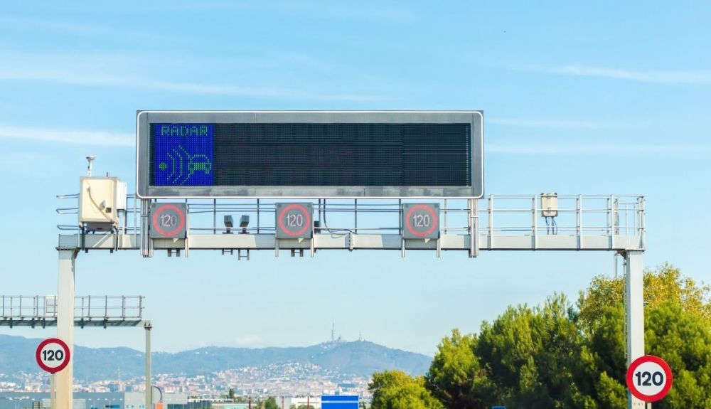 Un operario de carreteras desvela el mejor truco para detectar cualquier radar fijo de velocidad Un operario de carreteras desvela el mejor truco para detectar cualquier radar fijo de velocidad