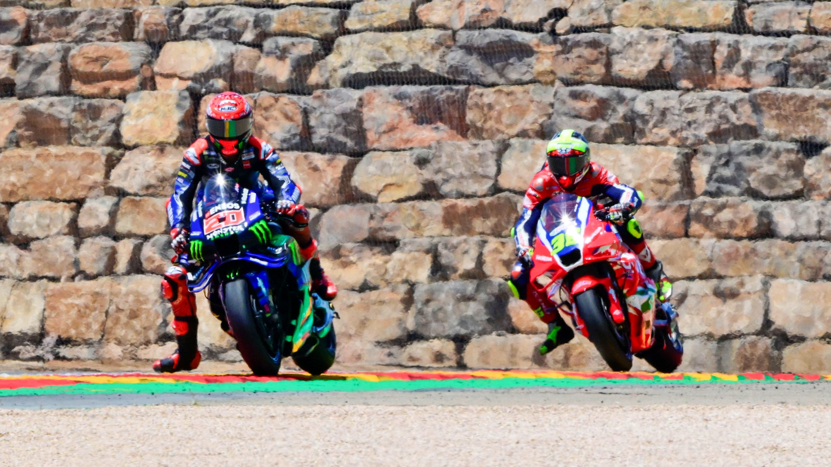 Fabio Quartararo seguido por Joan Mir, MotoGP Aragón 2025