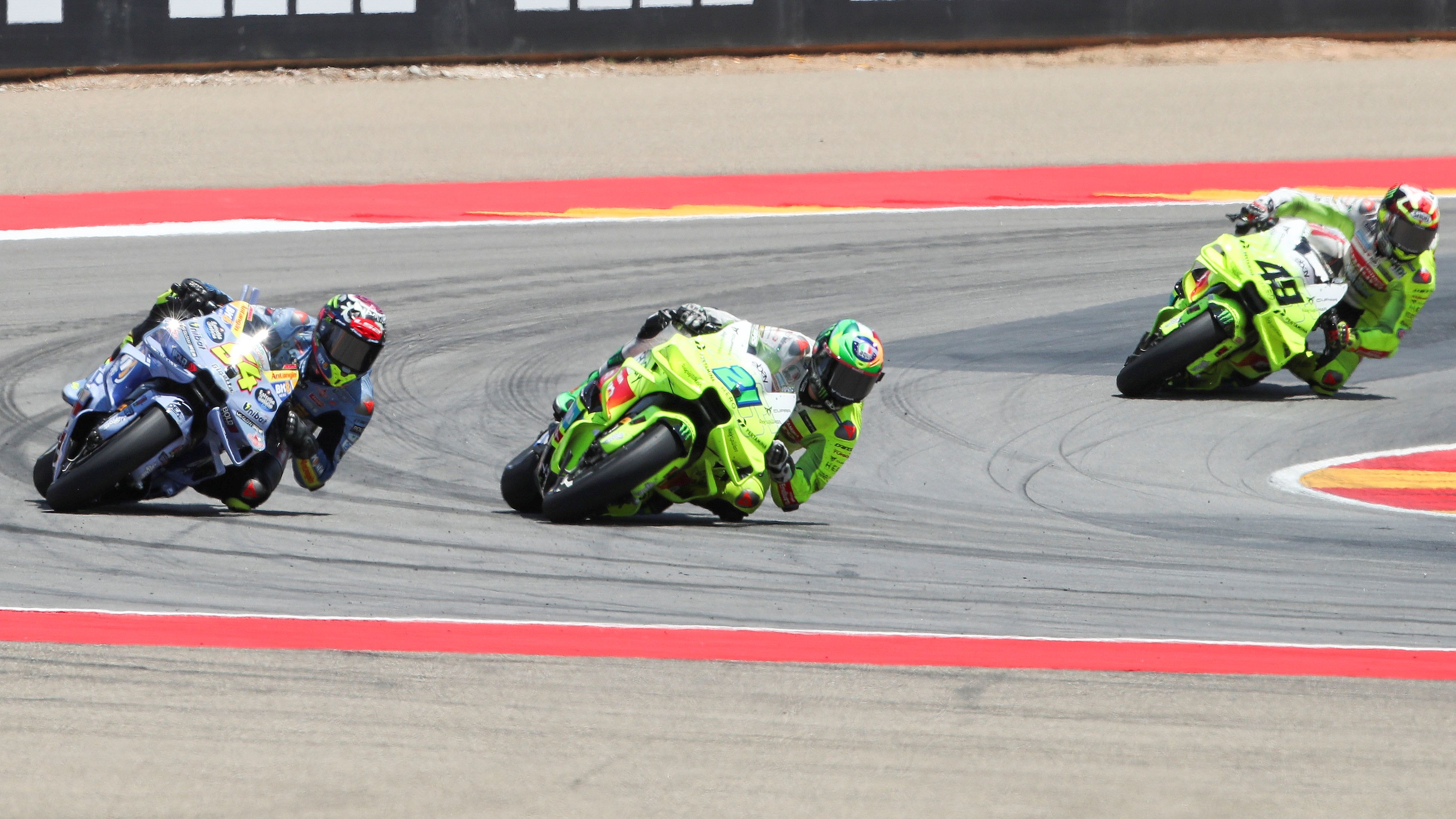 Franco Morbidelli pelea con Fermín Aldeguer ante Fabio Di Giannantonio, MotoGP Aragón 2025