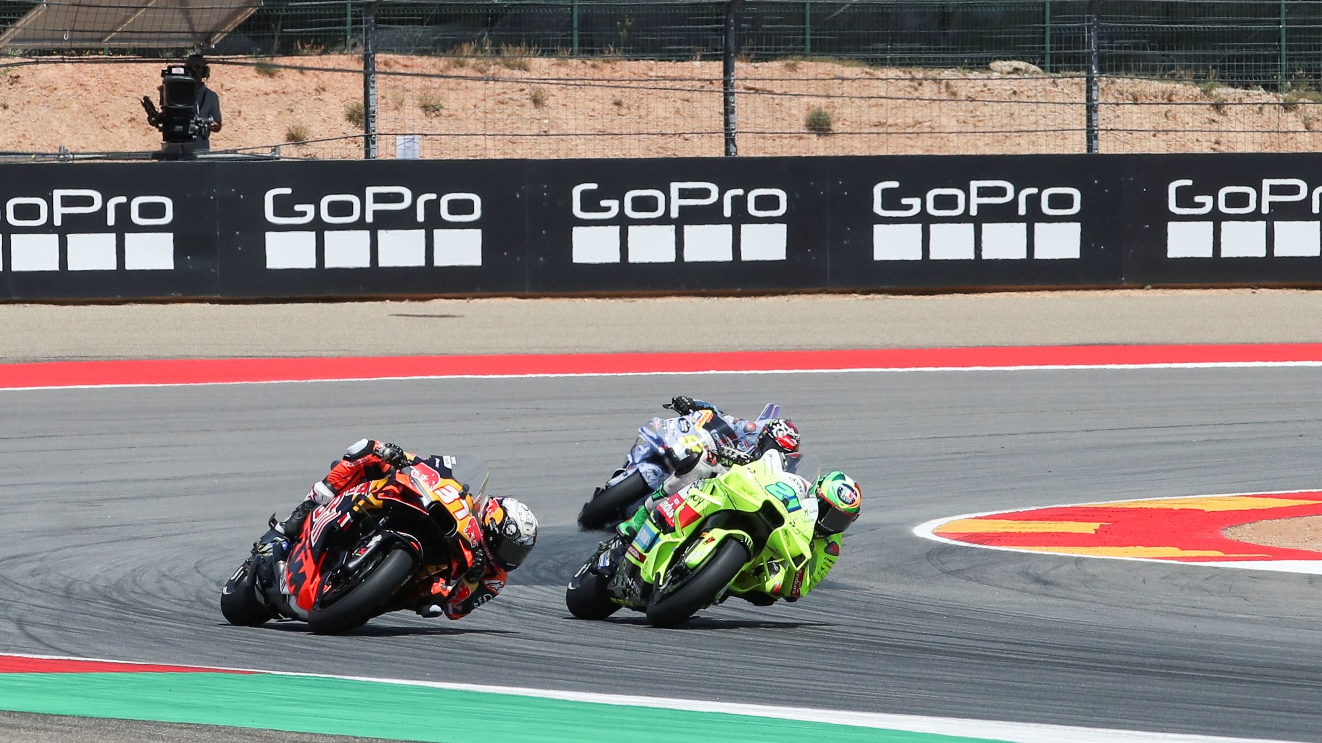 Franco Morbidelli supera a Pedro Acosta, MotoGP Aragón 2025