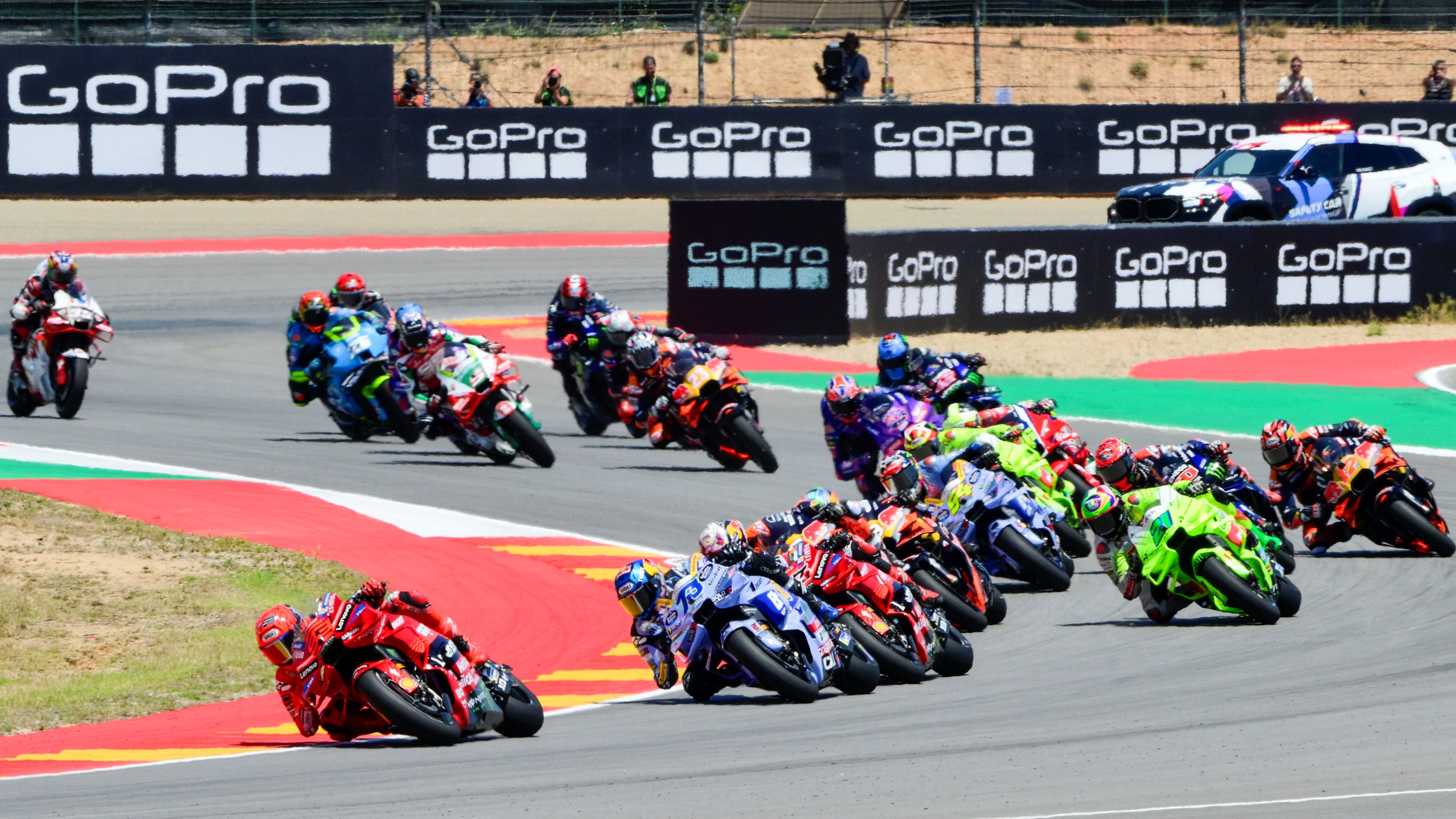 Marc Márquez lidera la arrancada ante Álex Márquez y Pecco Bagnaia, MotoGP Aragón 2025